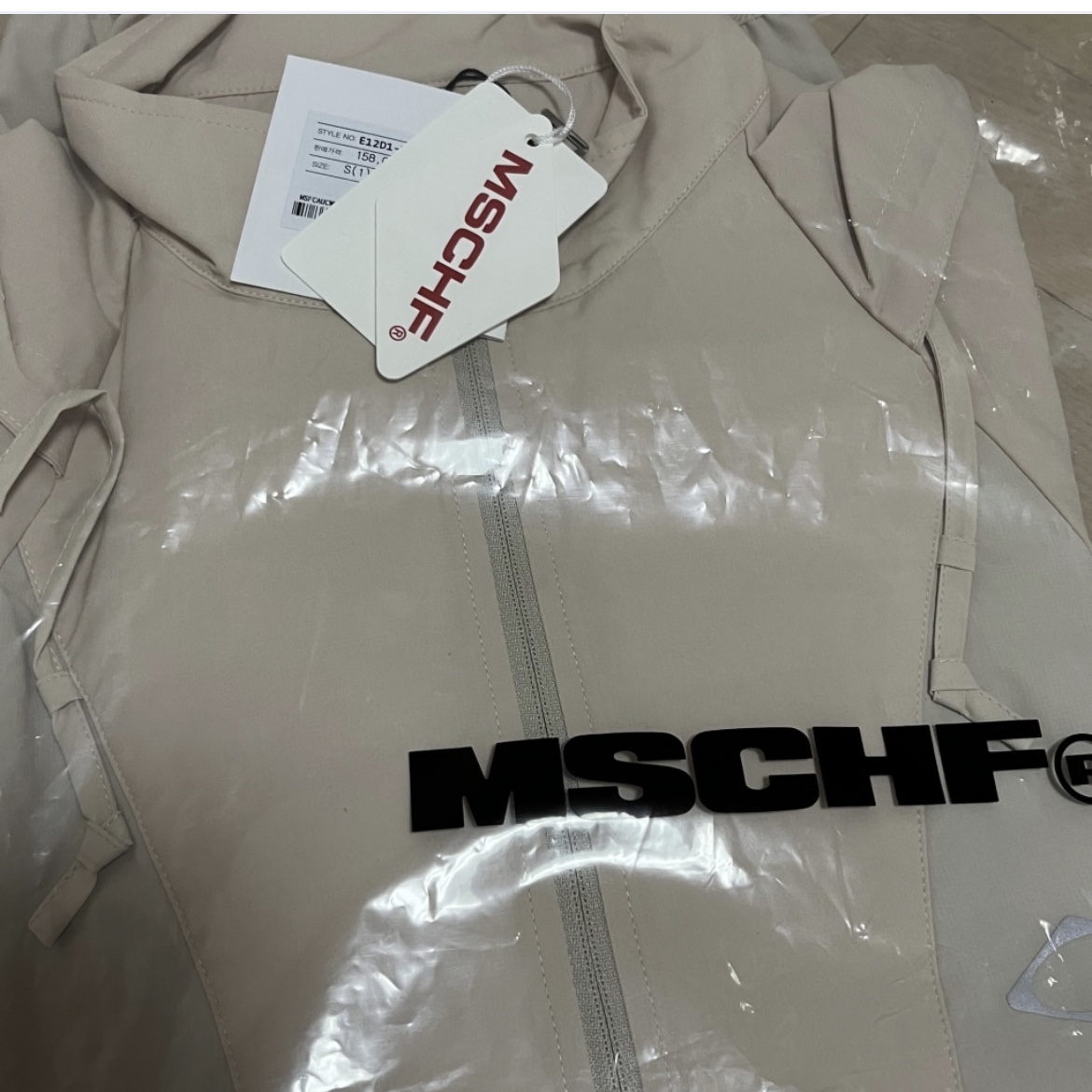 (W) Mischief SS Color Blocked Windbreaker Beige 착용 스타일