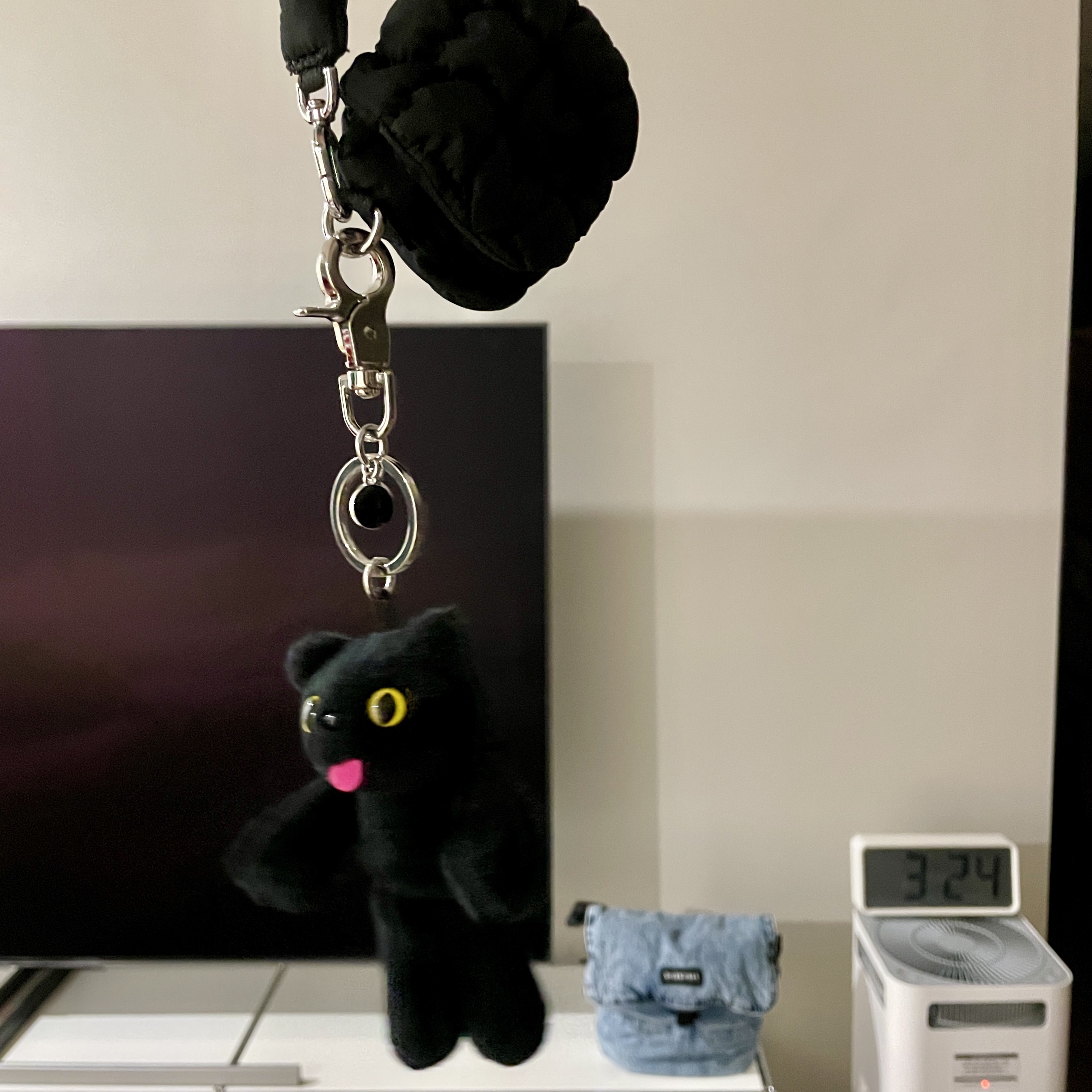 COS Quilted Nano Bag Black, Comfort Piyong Keyring Black 착용 스타일