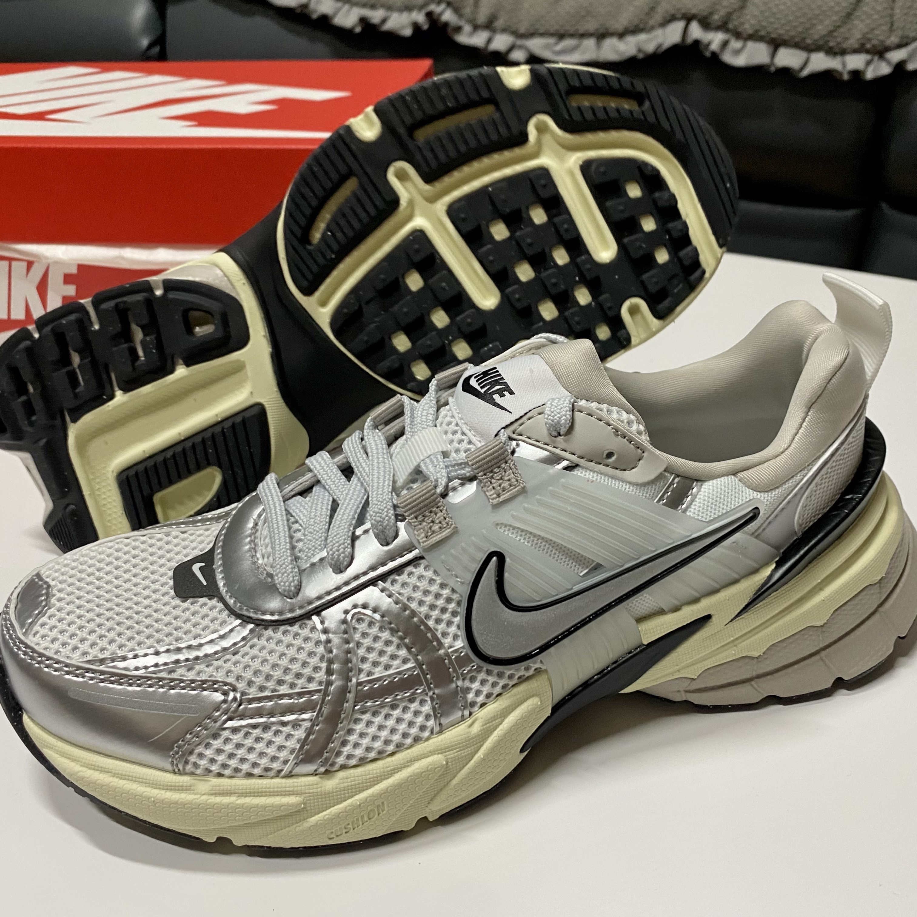 Nike V2K Run Summit White Metallic Silver 착용 스타일 - 1
