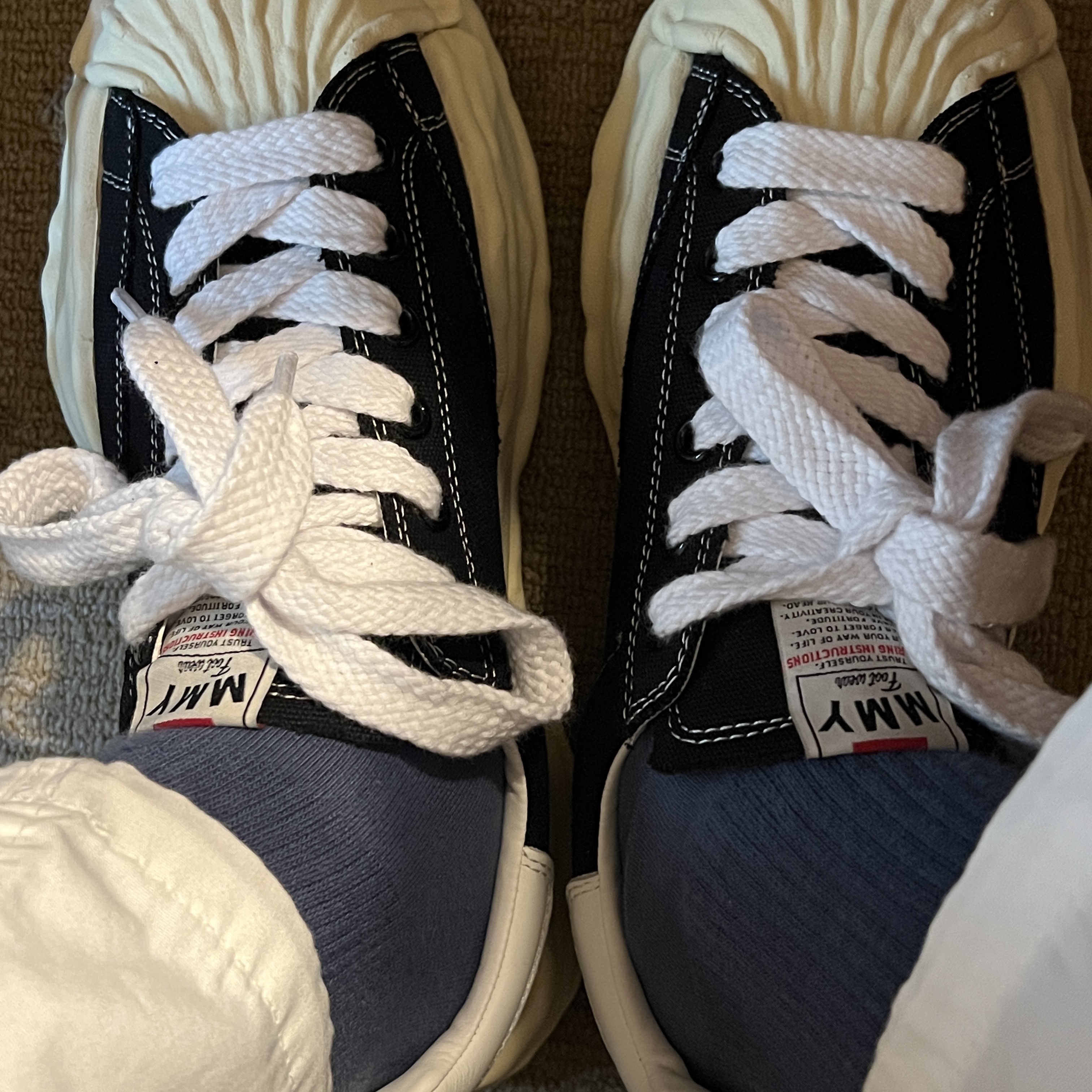 Maison Mihara Yasuhiro Blakey VL OG Sole Canvas Low-top Sneakers Black, Needles Straight Track Pants Poly Smooth Emerald 착용 스타일 - 2