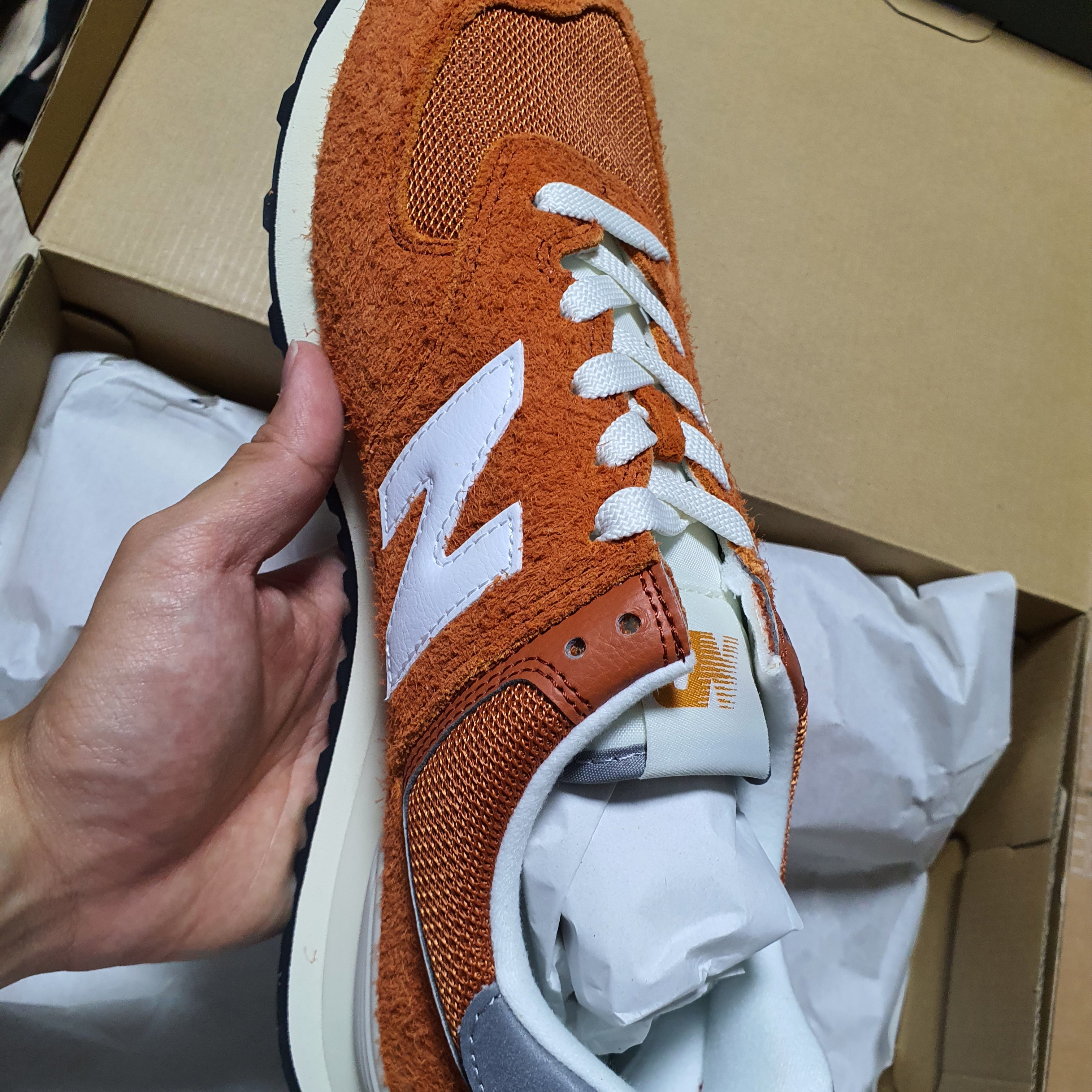 New Balance 574 Heritage Orange Burst White 착용 스타일