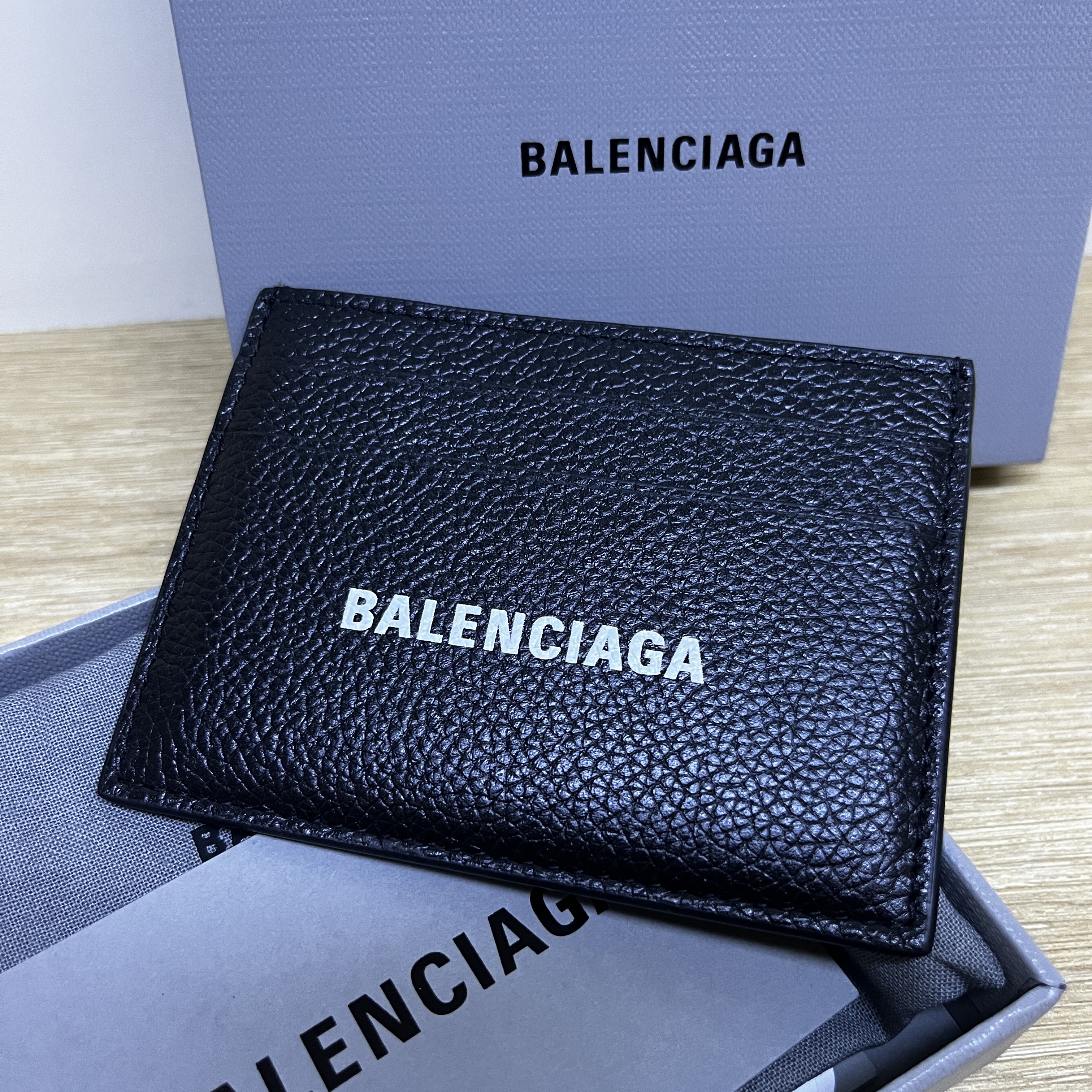 Balenciaga Cash Card Holder Black 착용 스타일