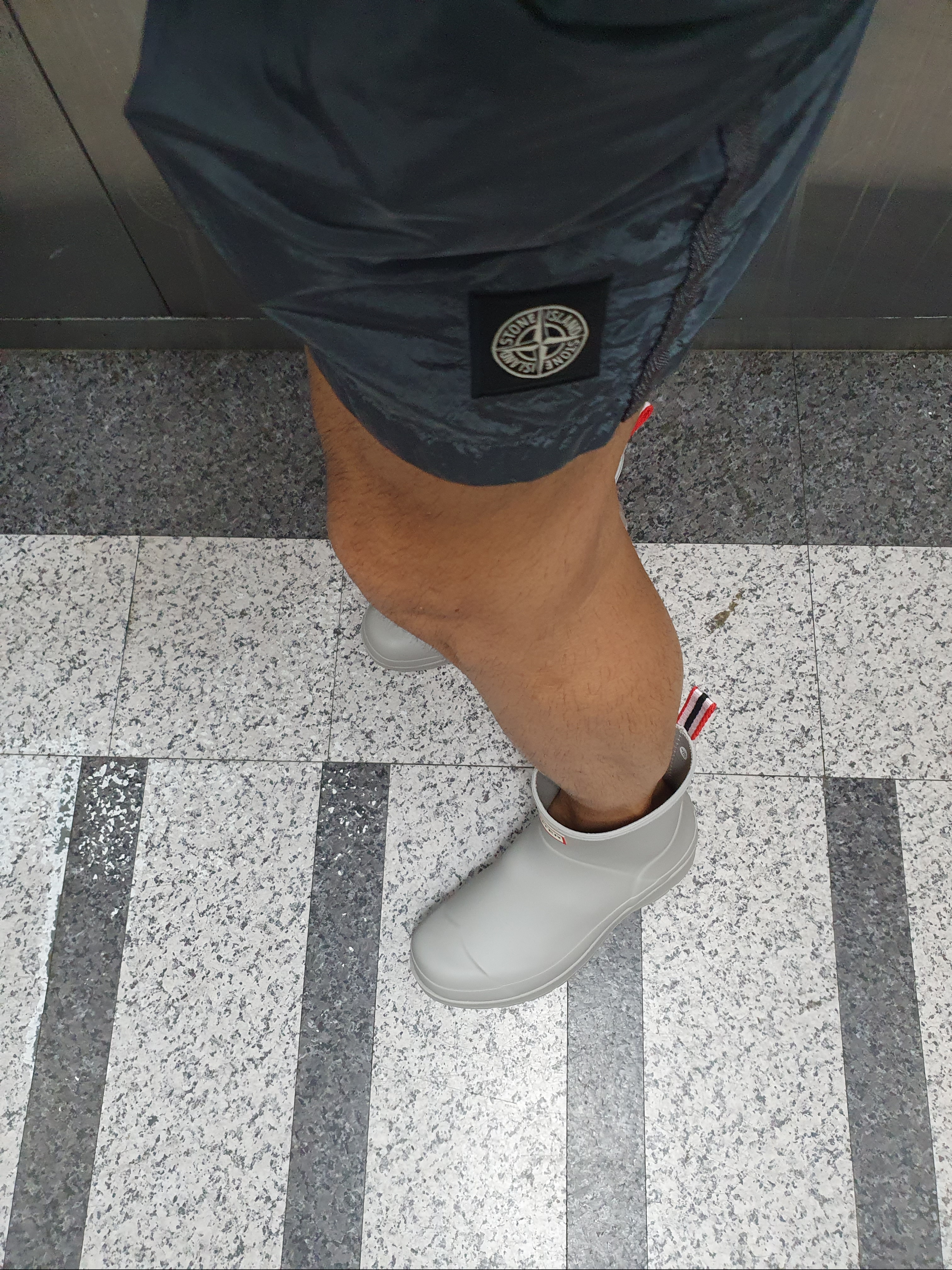 Hunter Play Short Wellington Boots Zinc Grey 착용 스타일 - 1