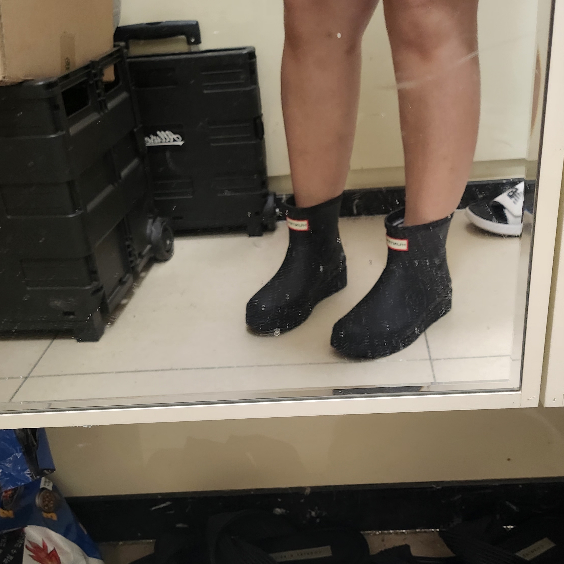 (W) Hunter Play Short Rain Boots Black 착용 스타일 - 2