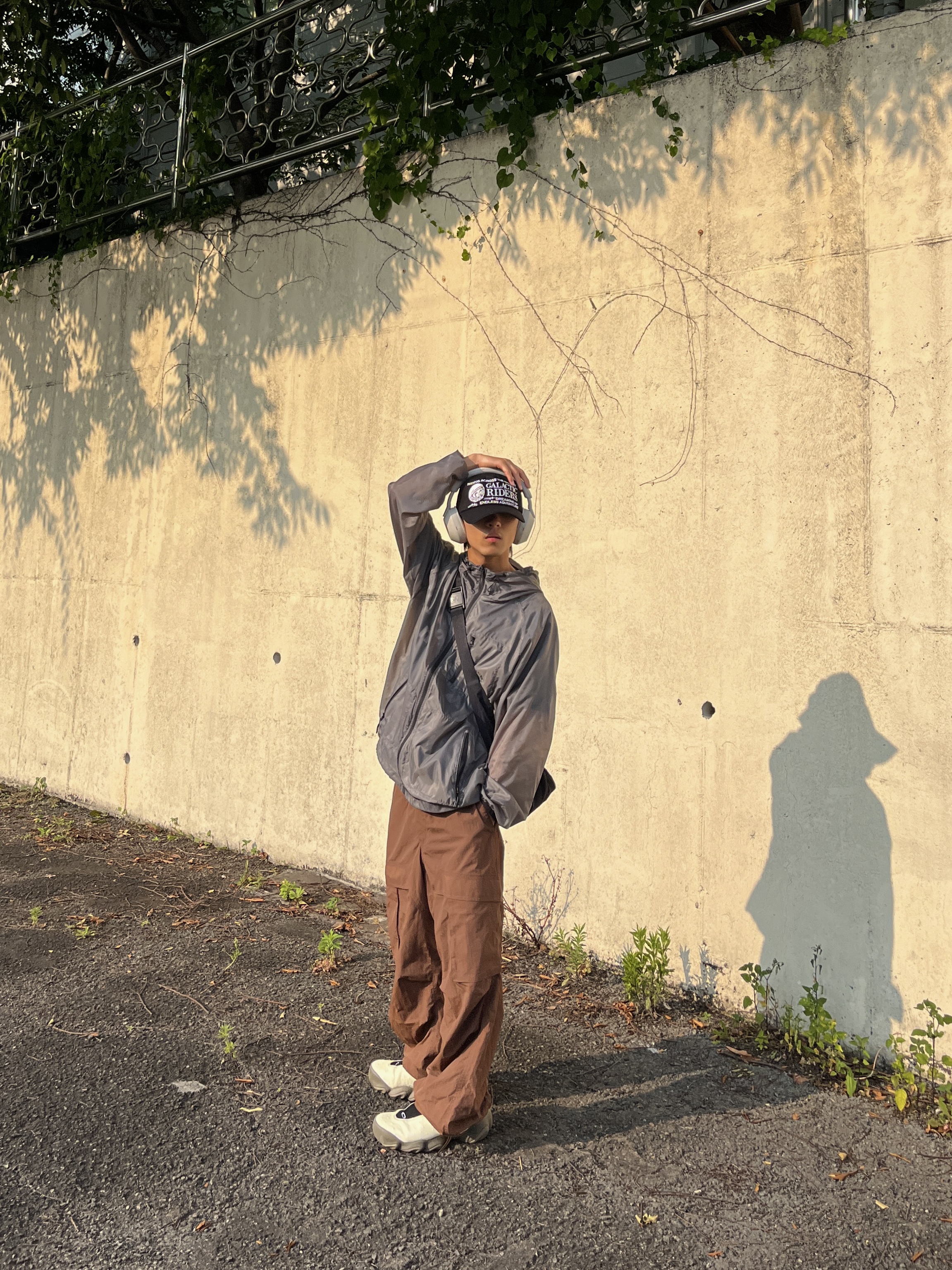 Oakley Factory Team x Brain Dead Ostrich Flesh Ivory, Sony WH-1000XM5 Silver (Korean Ver.) 착용 스타일 - 1