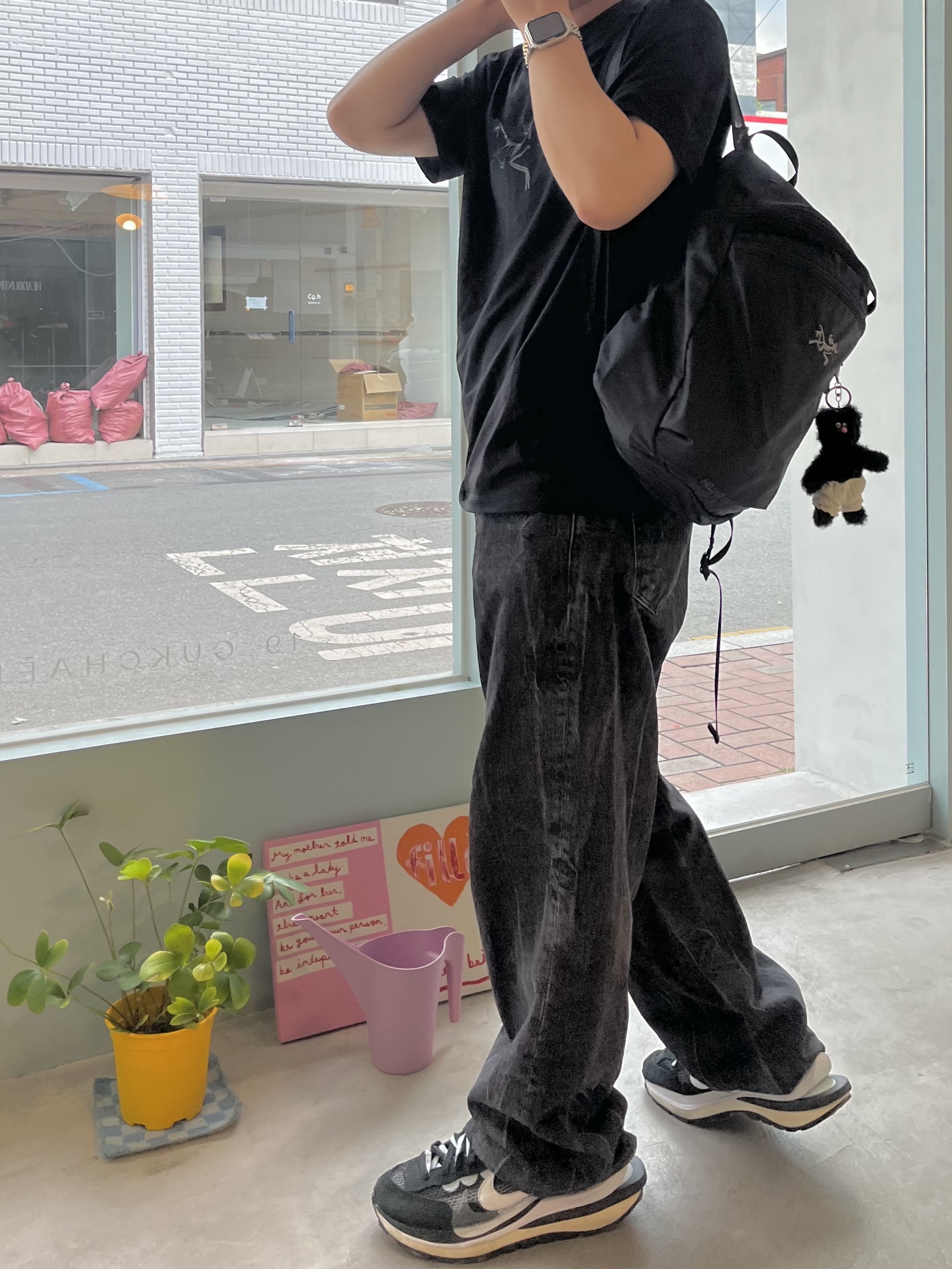 Nike x Sacai VaporWaffle Black White, Arc'teryx Heliad 15 Backpack Black 착용 스타일 - 1
