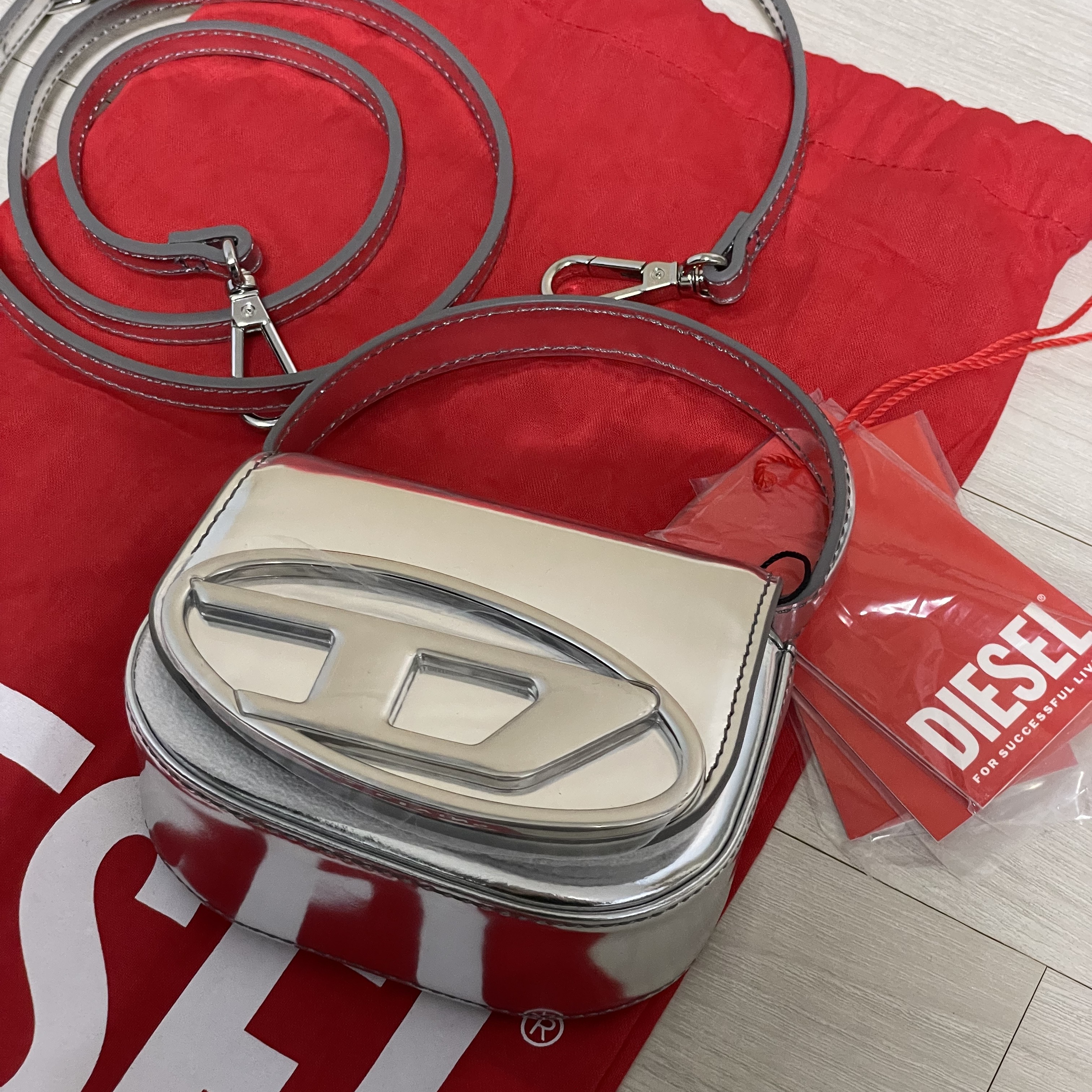 Diesel 1DR Mini Bag in Mirrored Leather Silver 착용 스타일