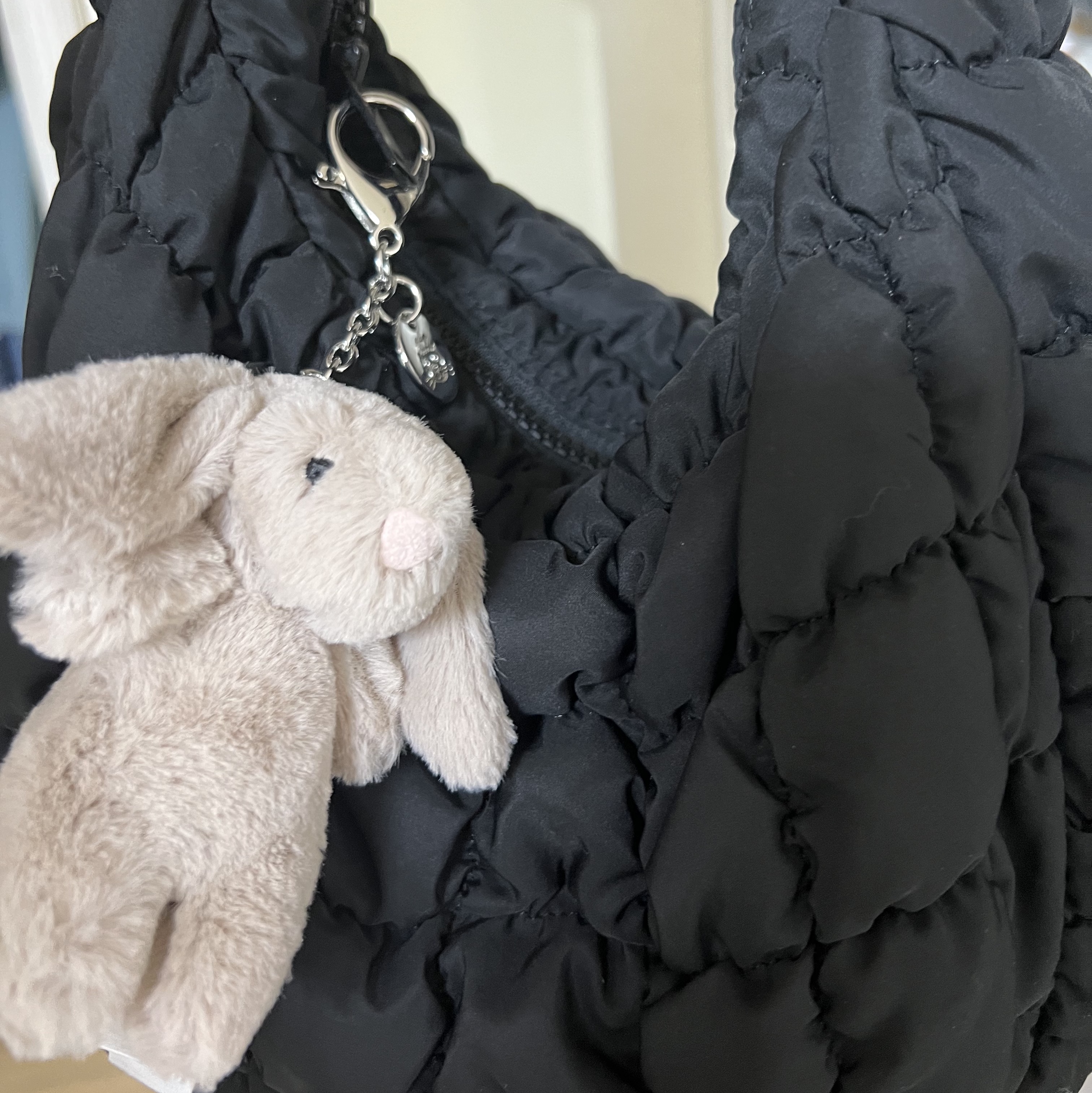 Jellycat Bashful Bunny Bag Charm Beige 착용 스타일