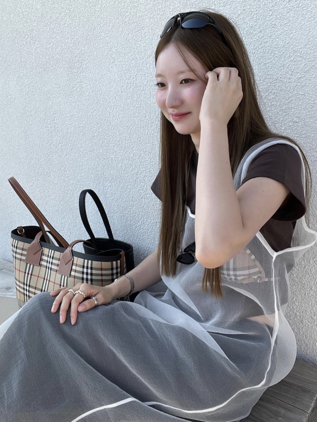 Burberry Medium London Tote Bag Briar Brown Black 착용 스타일 - 1