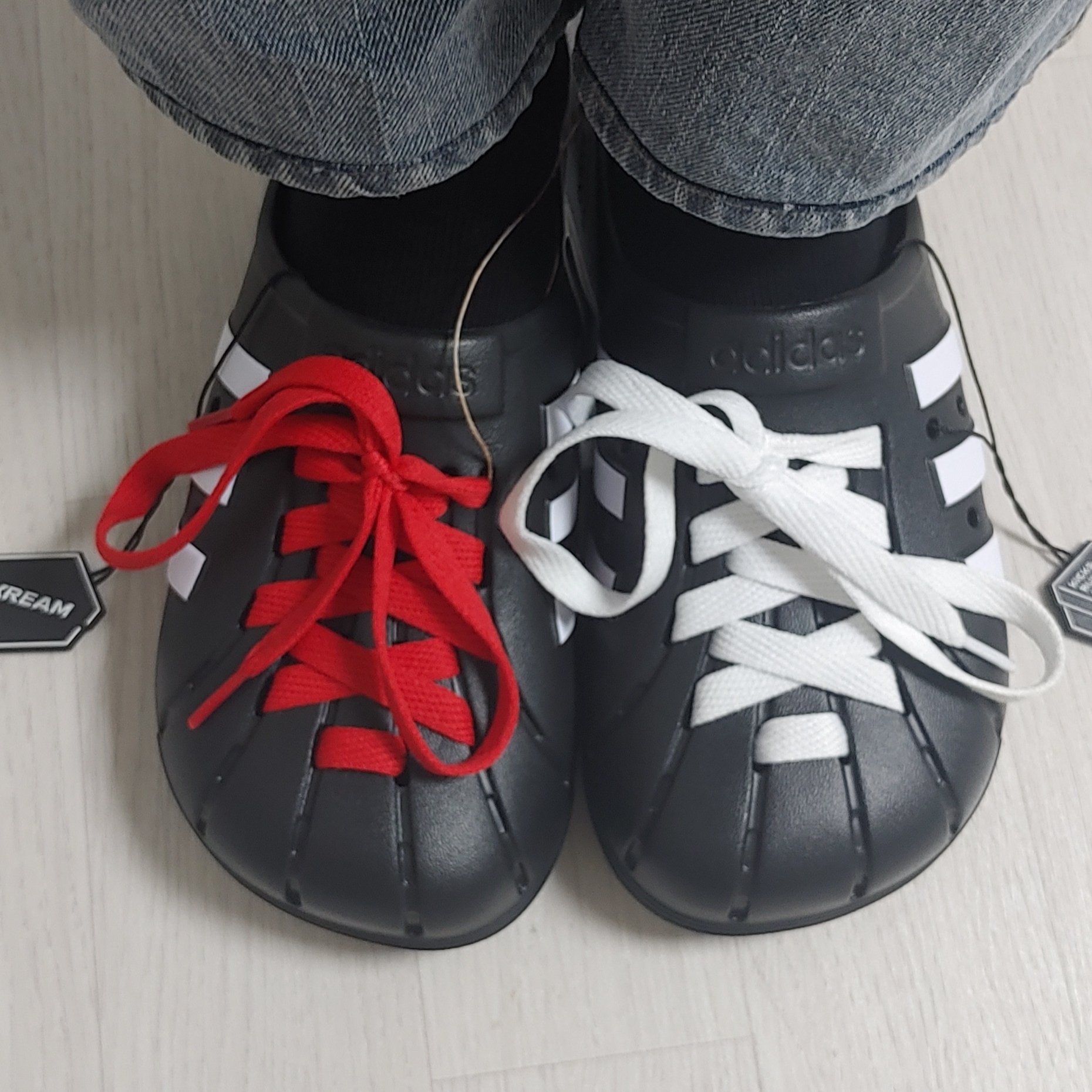 Adidas Adilette Clog Black White 착용 스타일
