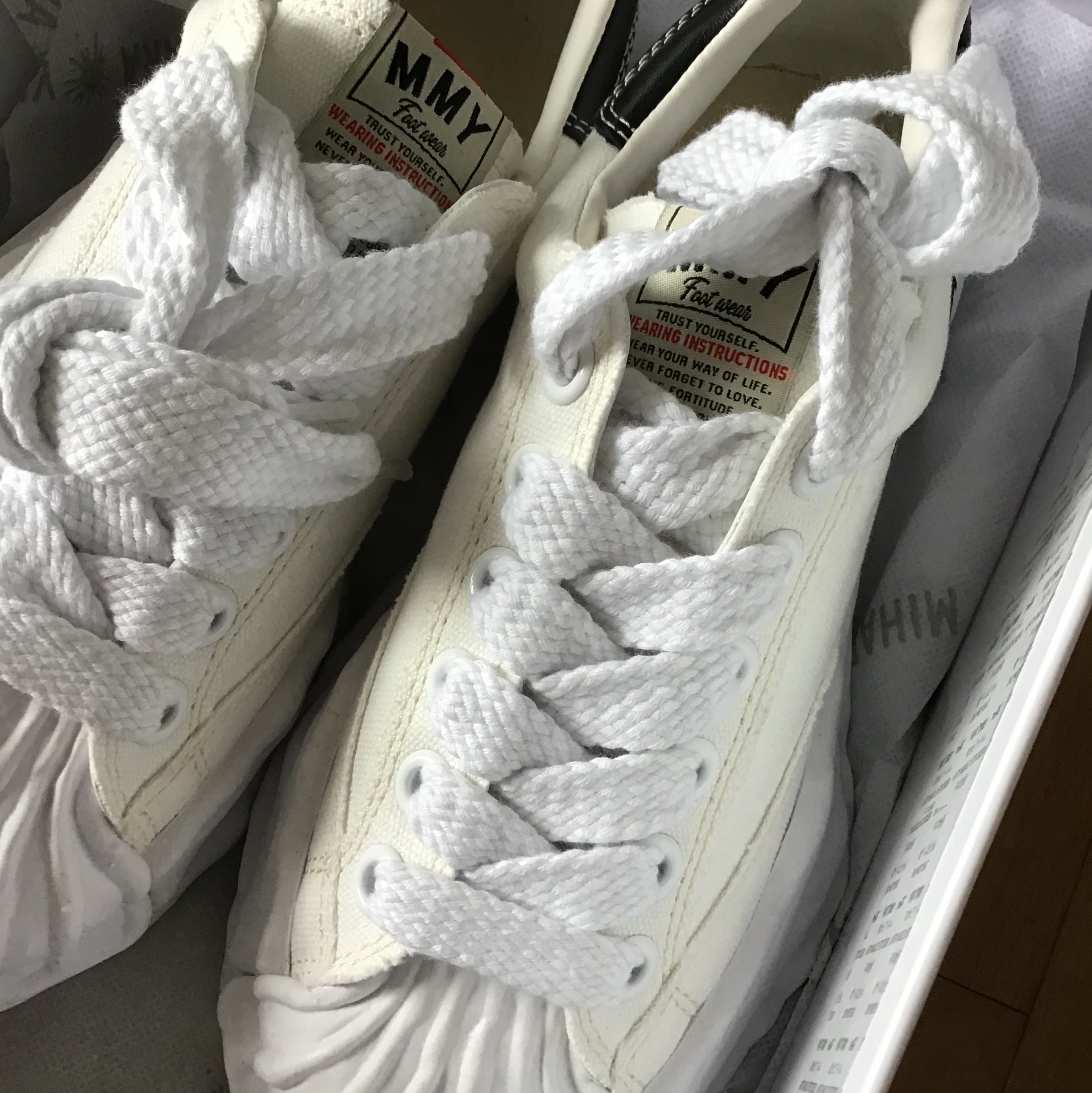 Maison Mihara Yasuhiro Blakey OG Sole Canvas Low-top Sneakers White 착용 스타일 - 1
