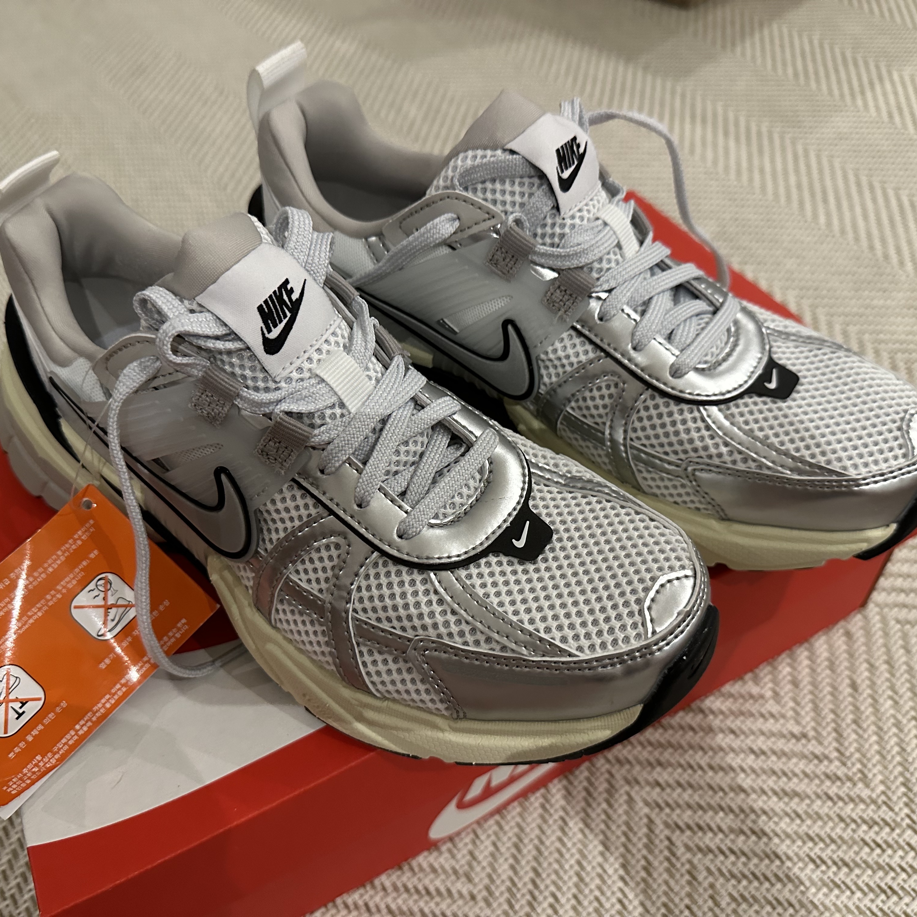 Nike V2K Run Summit White Metallic Silver 착용 스타일 - 1