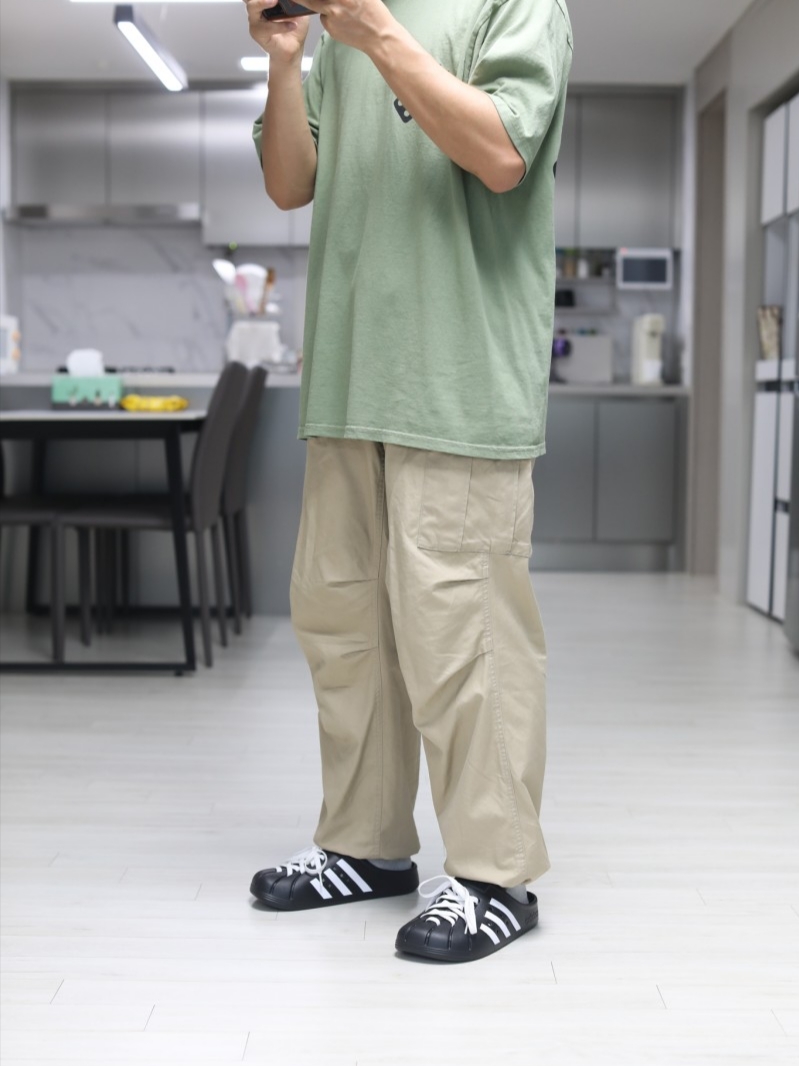 Adidas Adilette Clog Black White 착용 스타일
