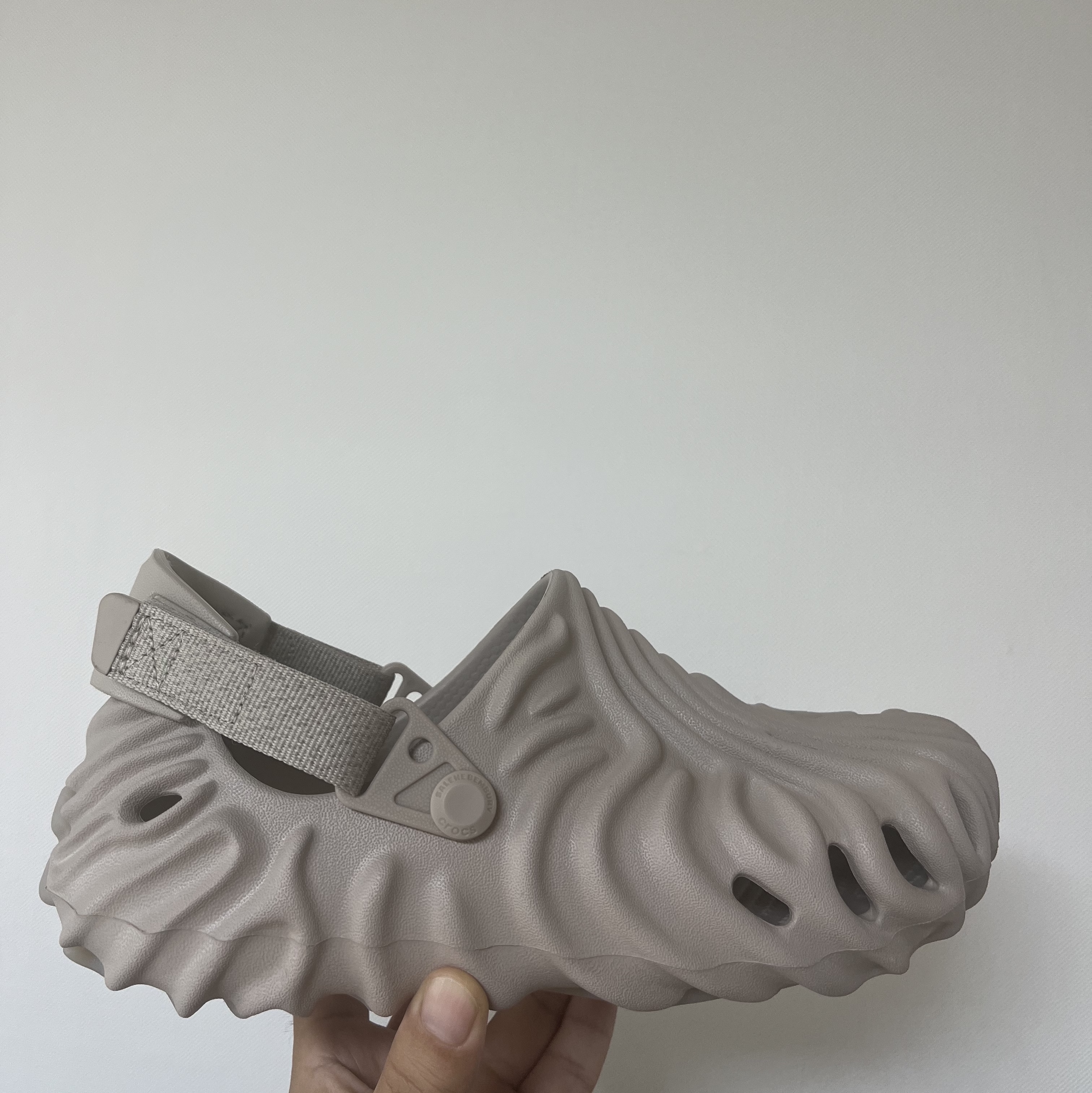 Crocs x Salehe Bembury Pollex Clog Horchata 착용 스타일 - 1