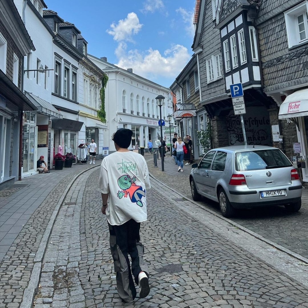 Jordan 1 x Travis Scott Retro Low OG SP Sail and Ridgerock, Stussy Dollie Pigment Dyed T-Shirt Natural 착용 스타일 - 3