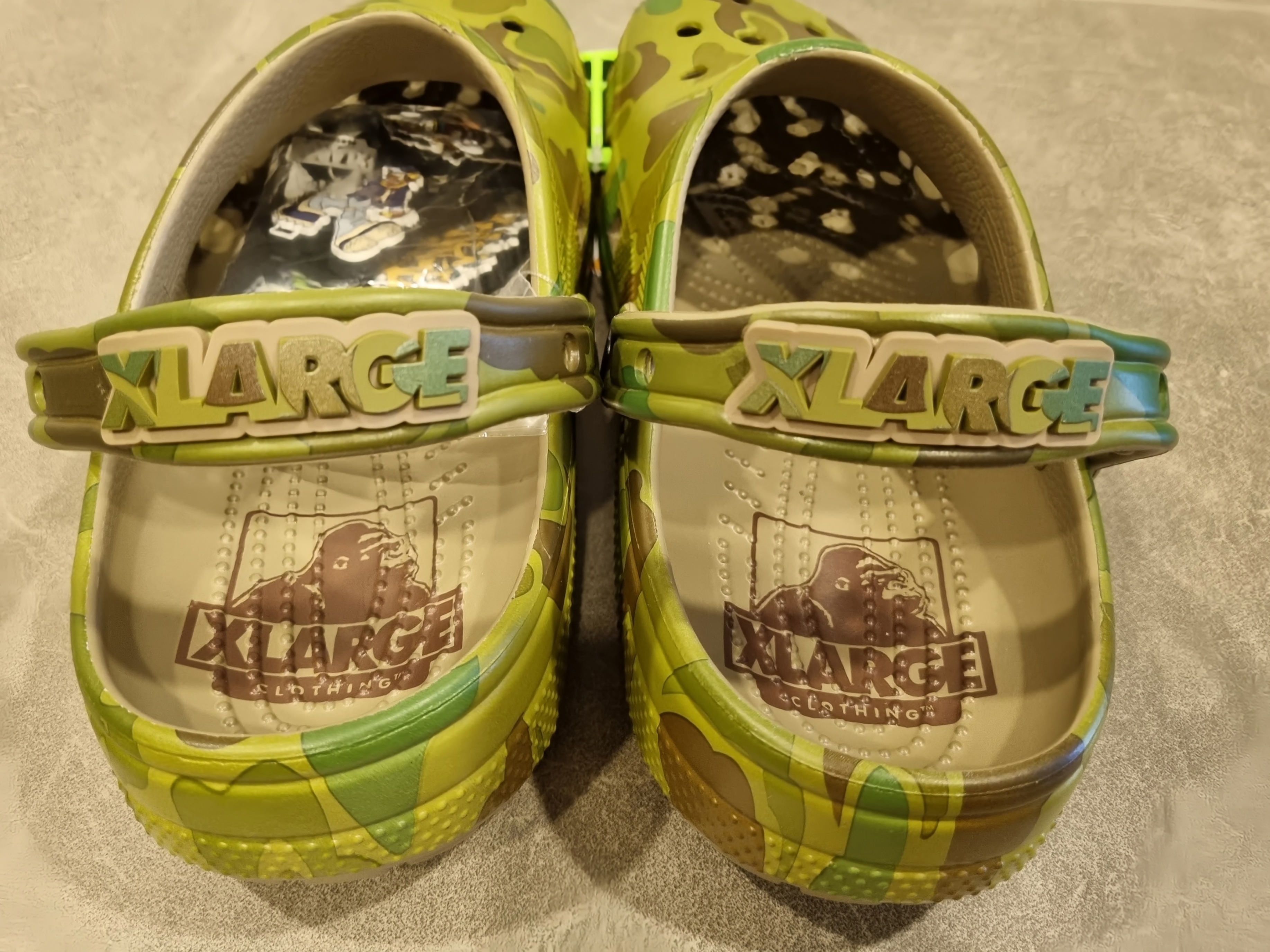 Crocs x XLarge Classic Clog Camo 착용 스타일 - 4