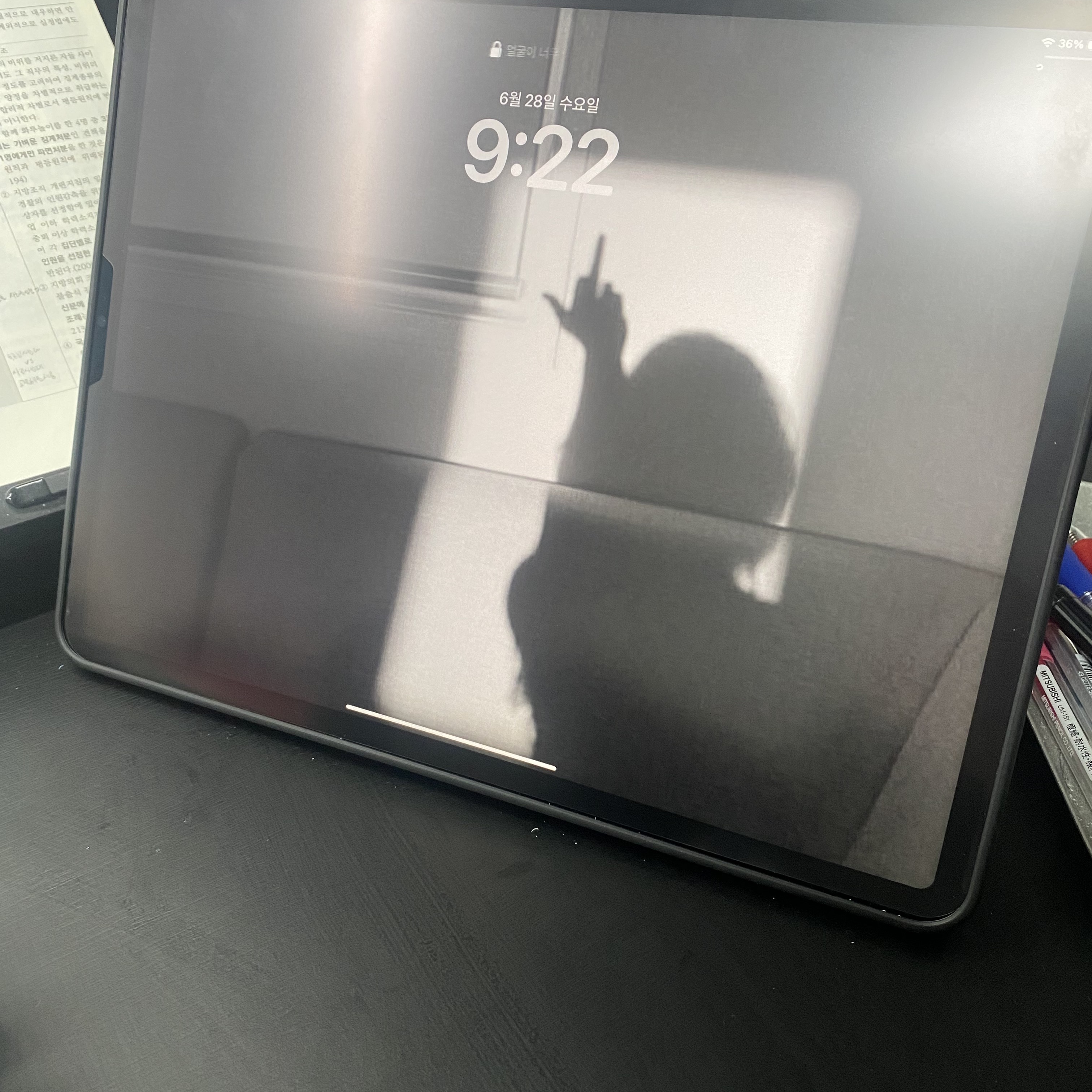 Apple iPad Pro 6th Gen 12.9-inch Wifi 128GB Space Gray (Korean Ver.) 착용 스타일