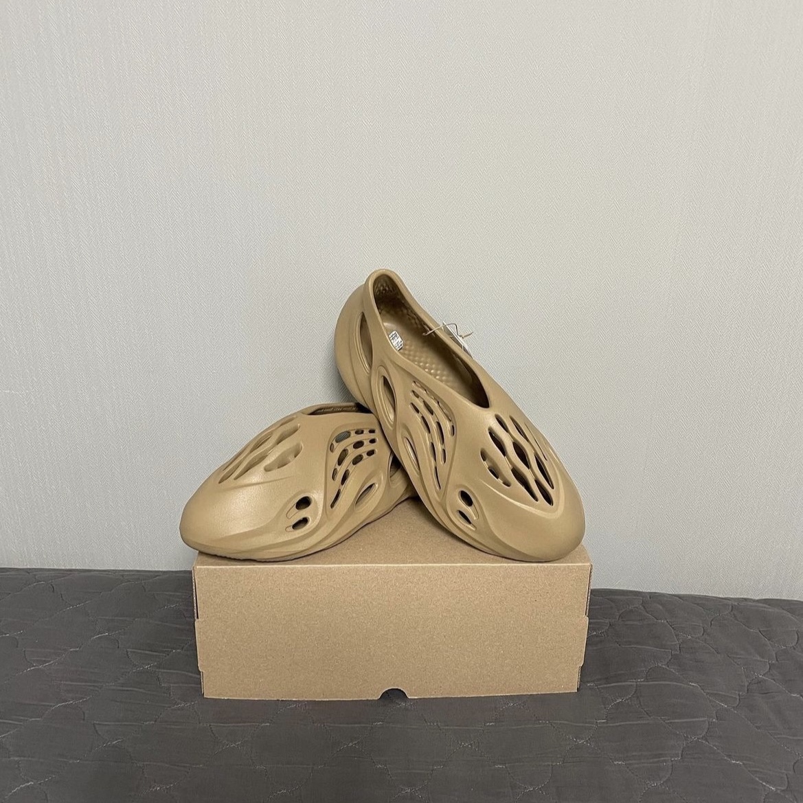 Adidas Yeezy Foam RNNR Clay Taupe 착용 스타일