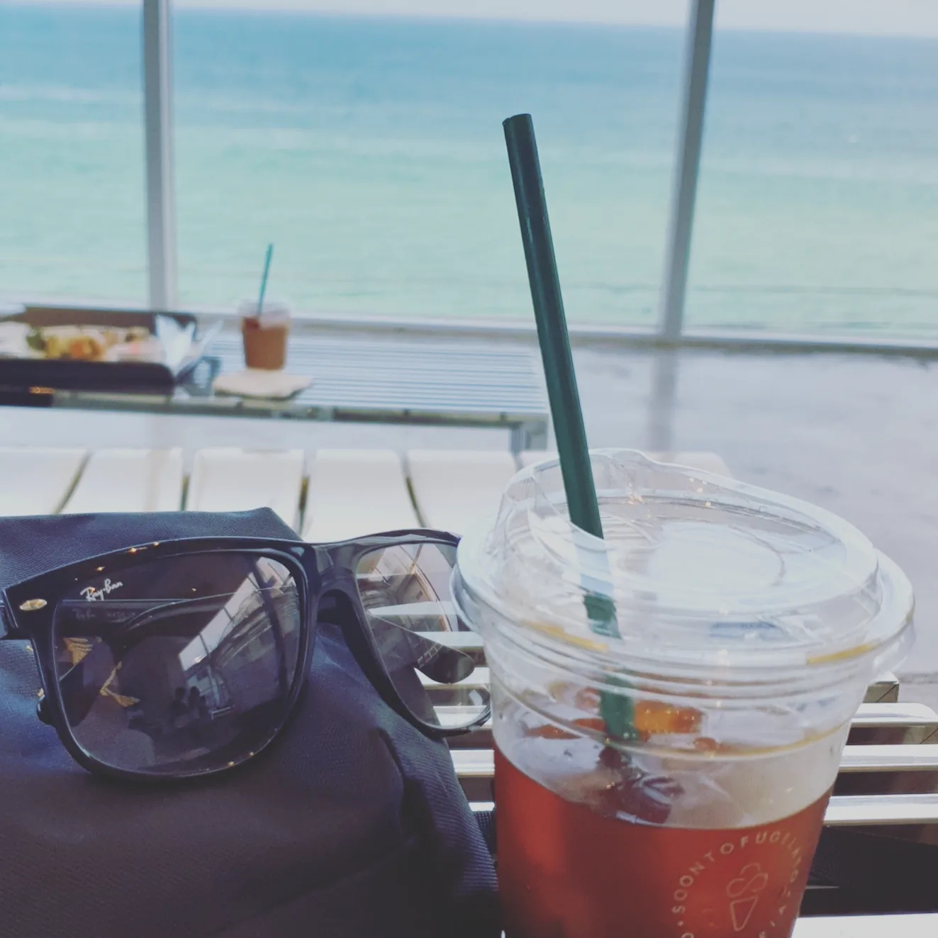 Ray-Ban 4260D Gloss Black Frame Green Classic Lenses Low Bredge Fit, Arc'teryx Mantis 2 Waistpack 24K Black 착용 스타일