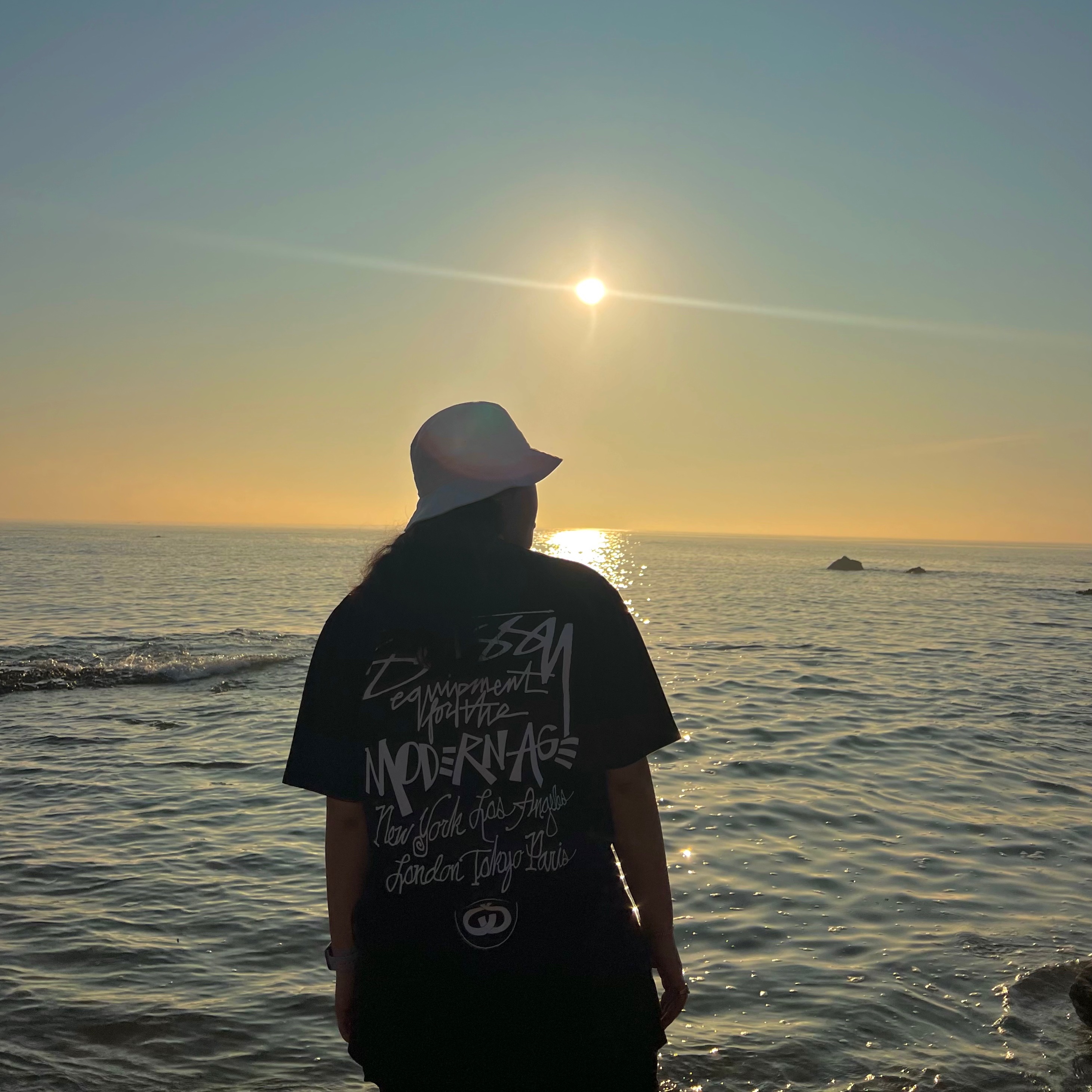 Stussy SS Link Deep Bucket Hat White, Stussy Modern Age T-Shirt Black 착용 스타일