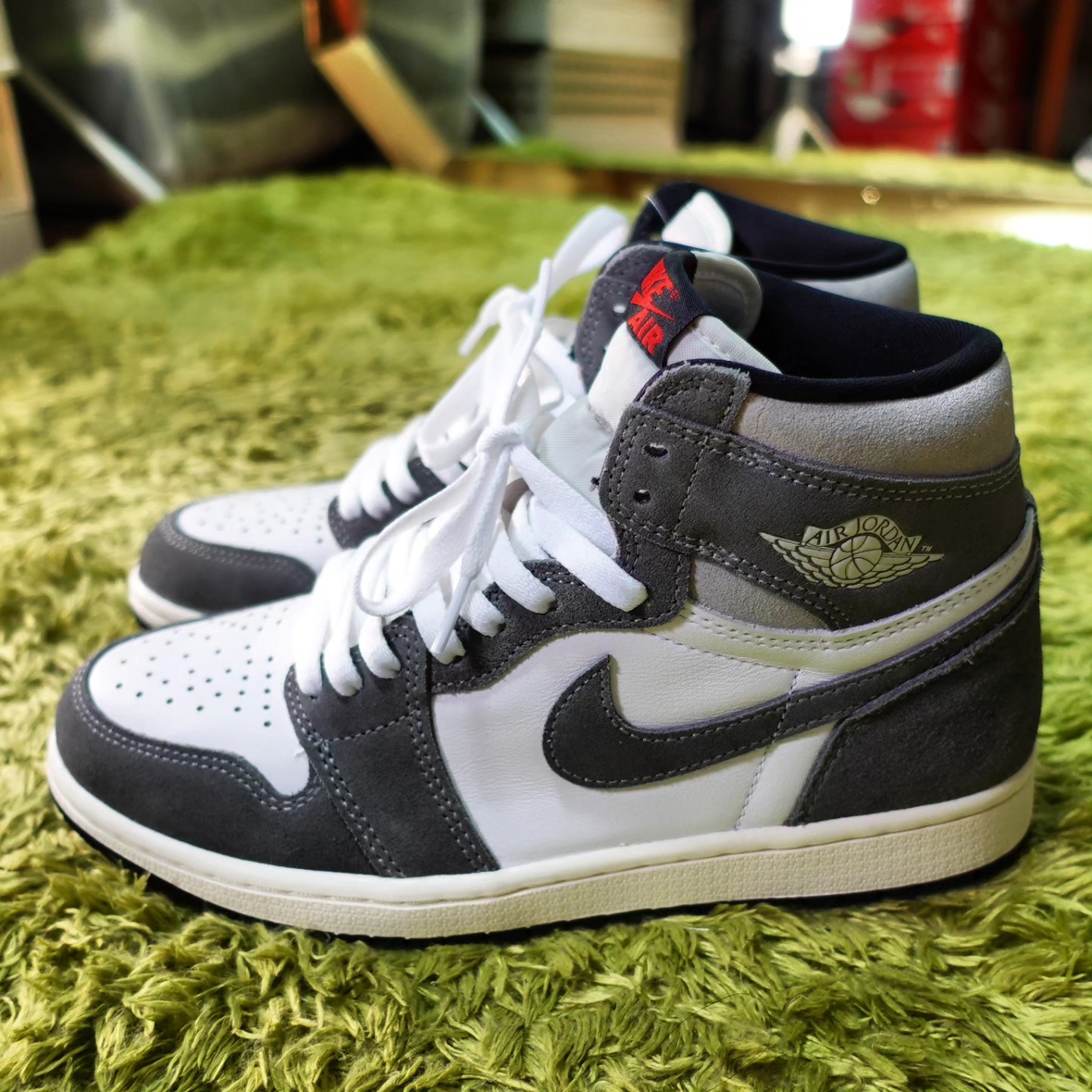 Jordan 1 Retro High OG Black and Smoke Grey 착용 스타일 - 3