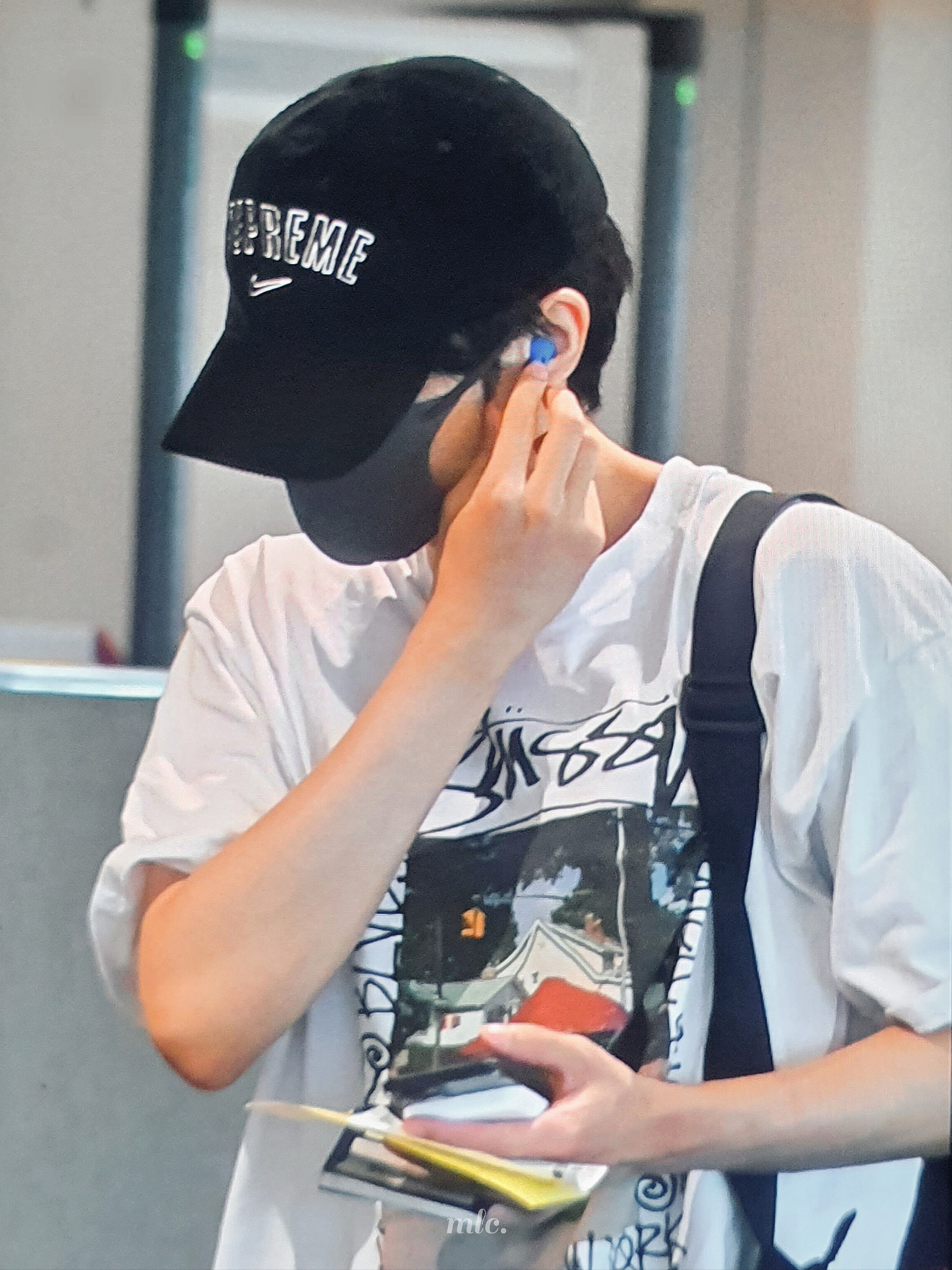 Stussy x Denim Tears Farmers Blvd. T-Shirt White, Supreme Field Messenger Bag Black - 23SS 착용 스타일 - 1