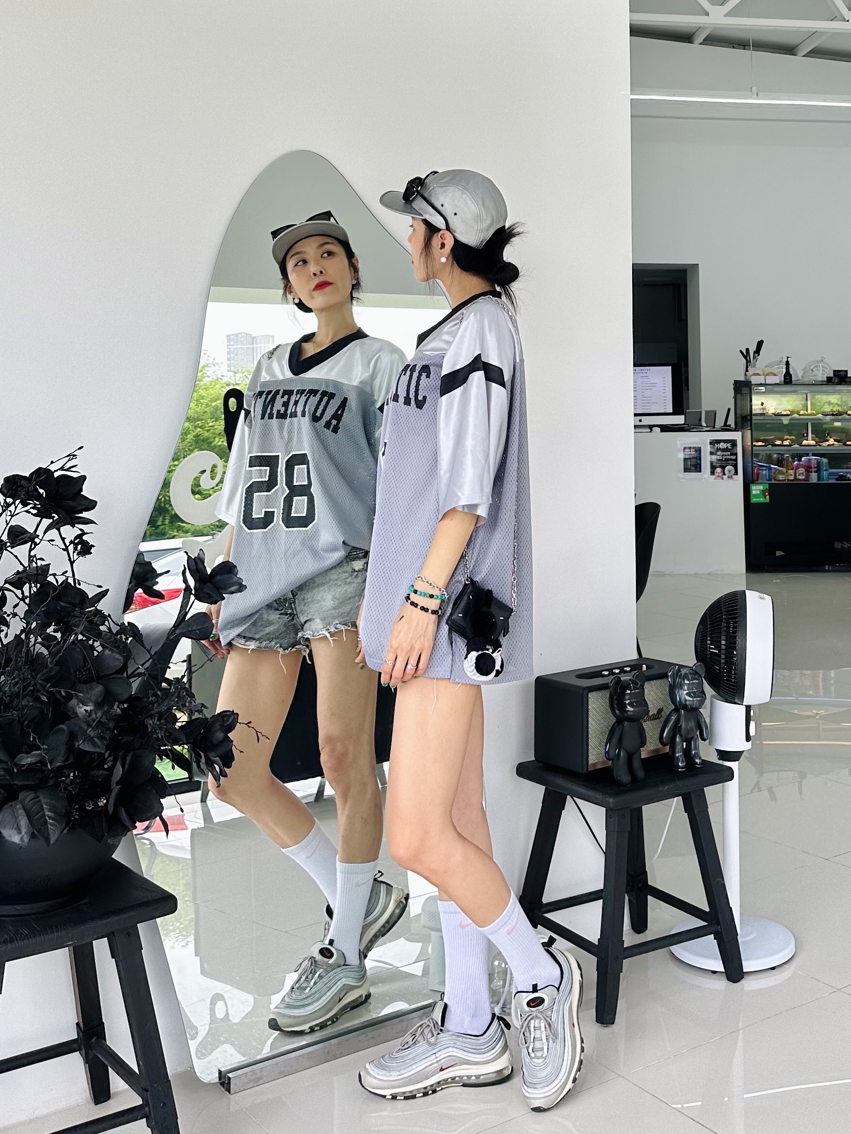 Nike Air Max 97 OG Silver Bullet 2022, Apple AirPods Max Lightning Silver (Korean Ver.) 착용 스타일 - 3