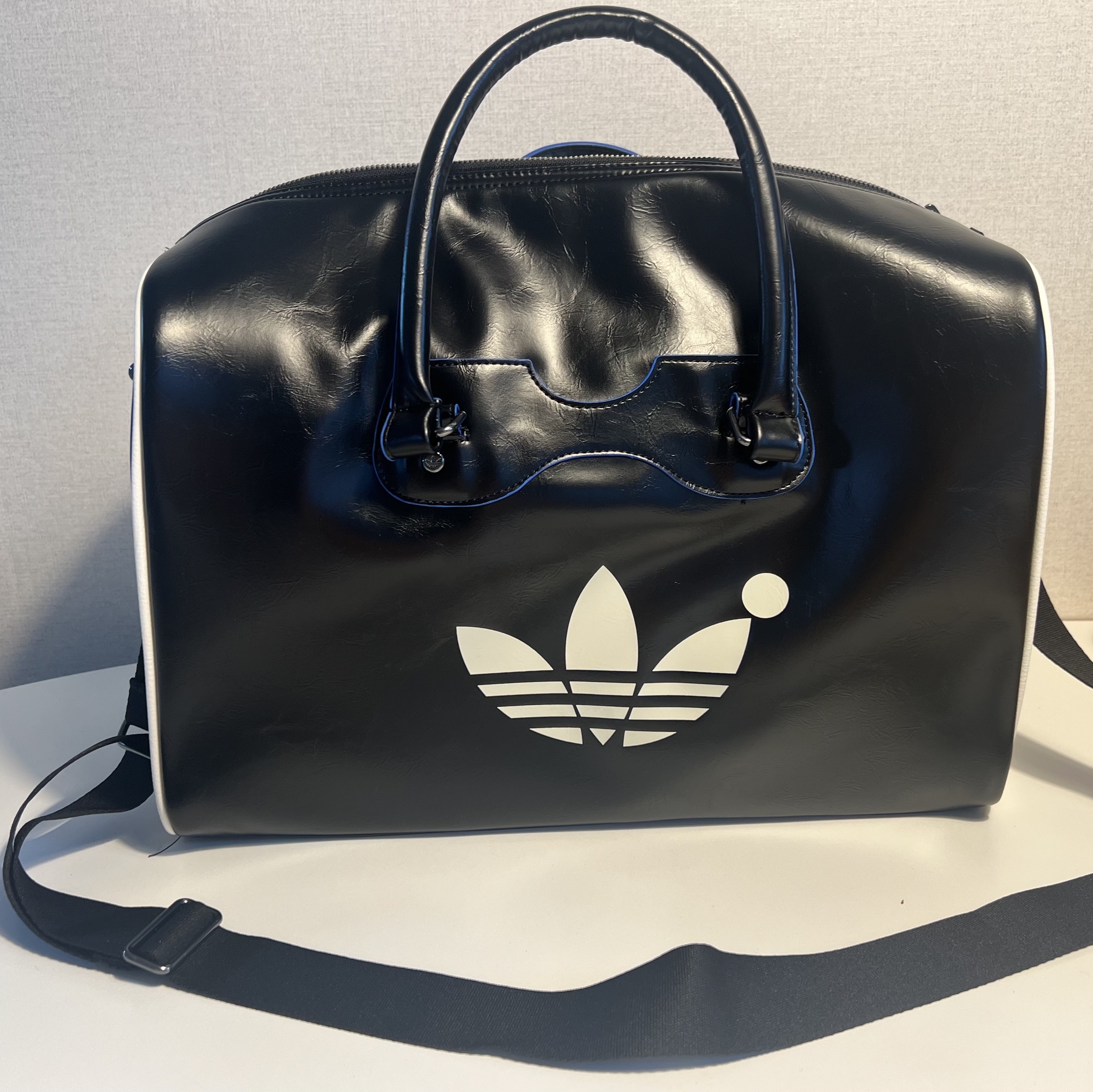 Adidas Blue Version Duffle Bag Black 착용 스타일 - 1