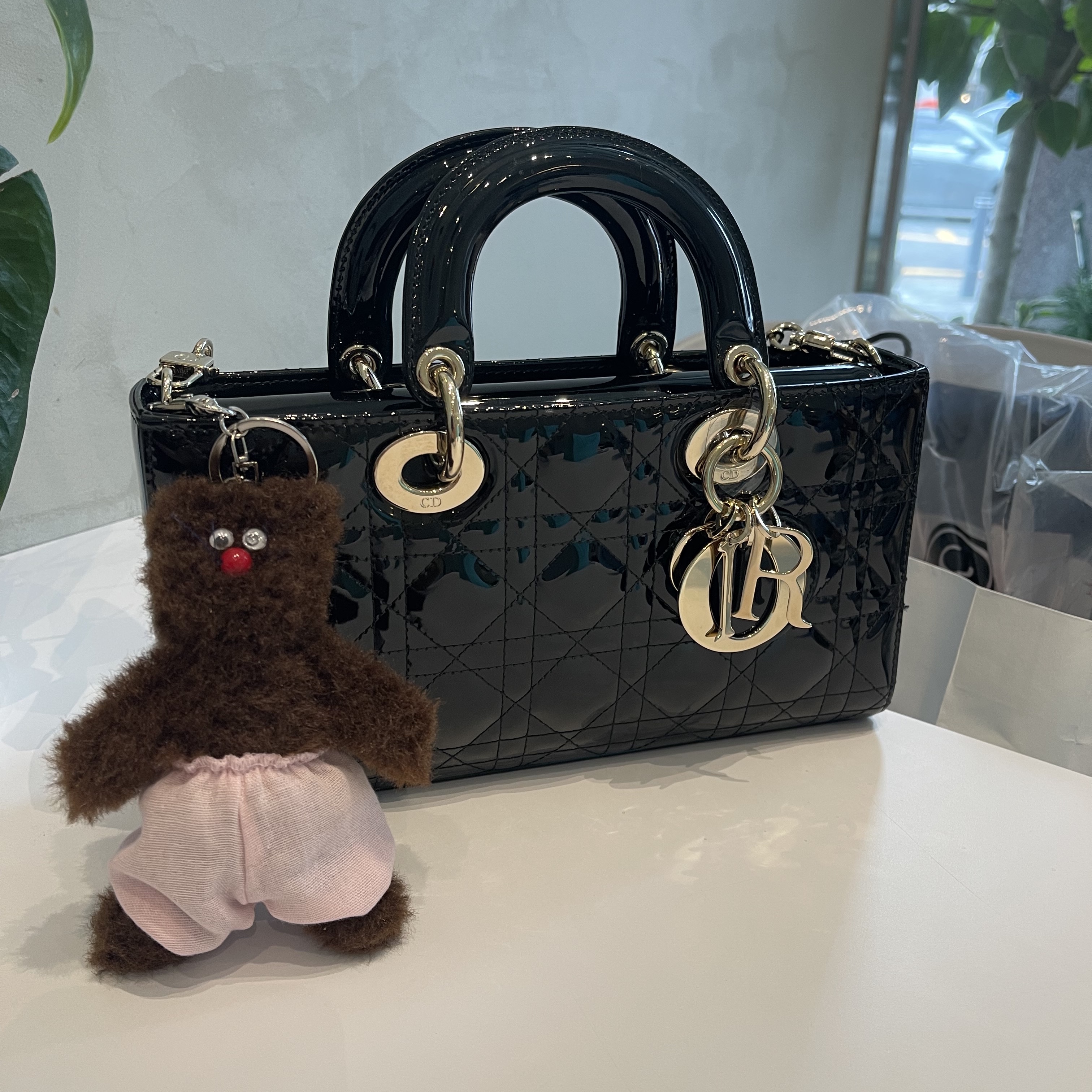 Monamhee Bred Keyring with Pink Pants Brown 착용 스타일