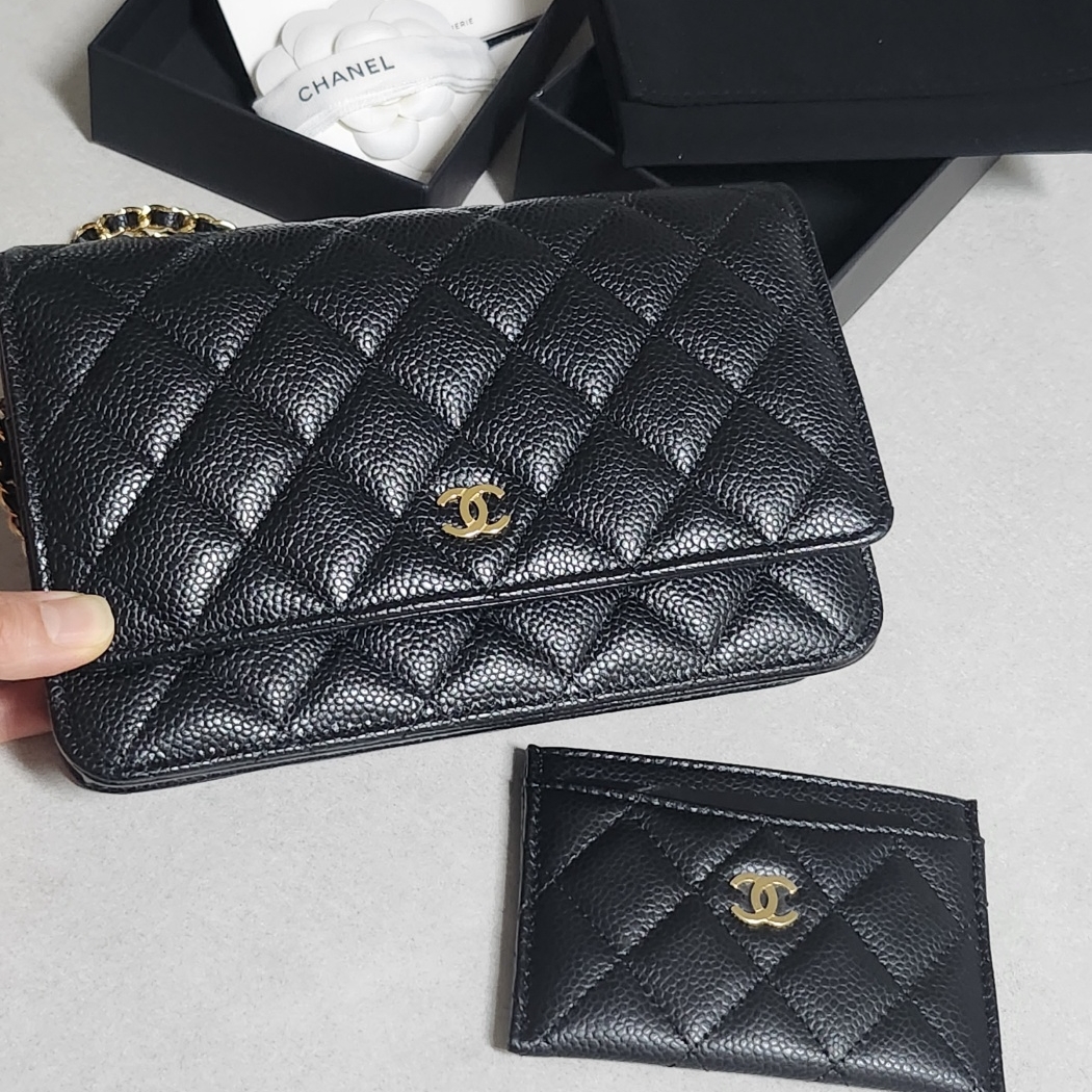 Chanel Classic Card Holder Grained Calfskin & Gold Black 착용 스타일