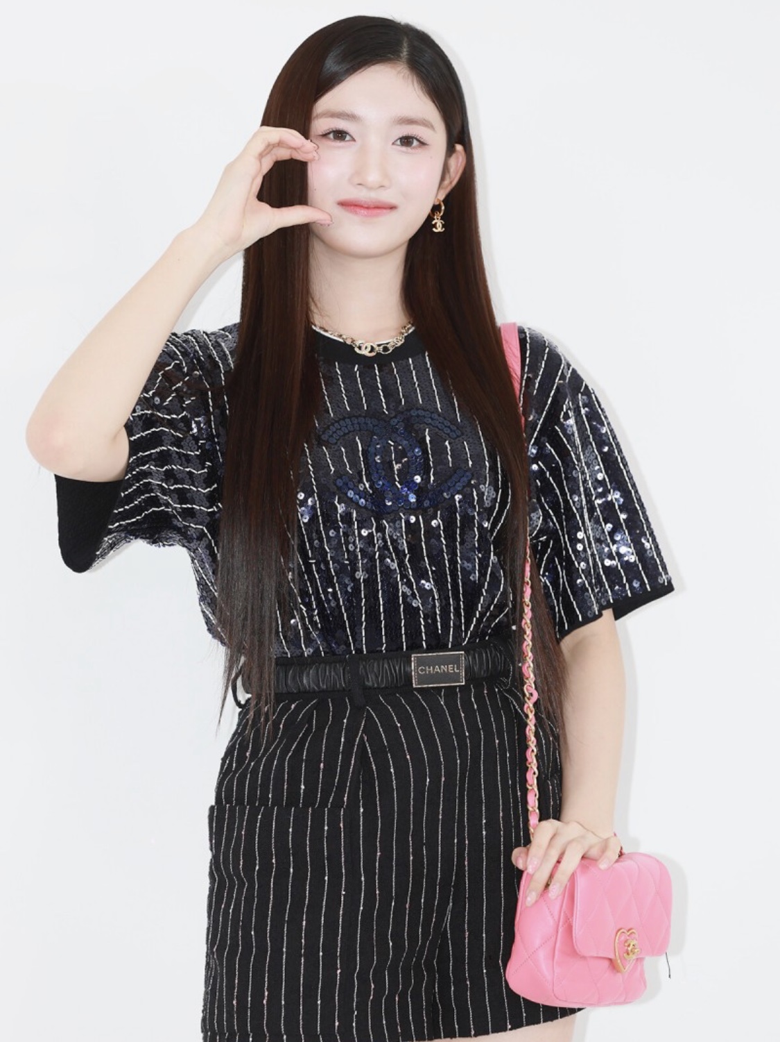 Chanel Mini Flap Bag Lambskin Plexi & Gold Pink 착용 스타일