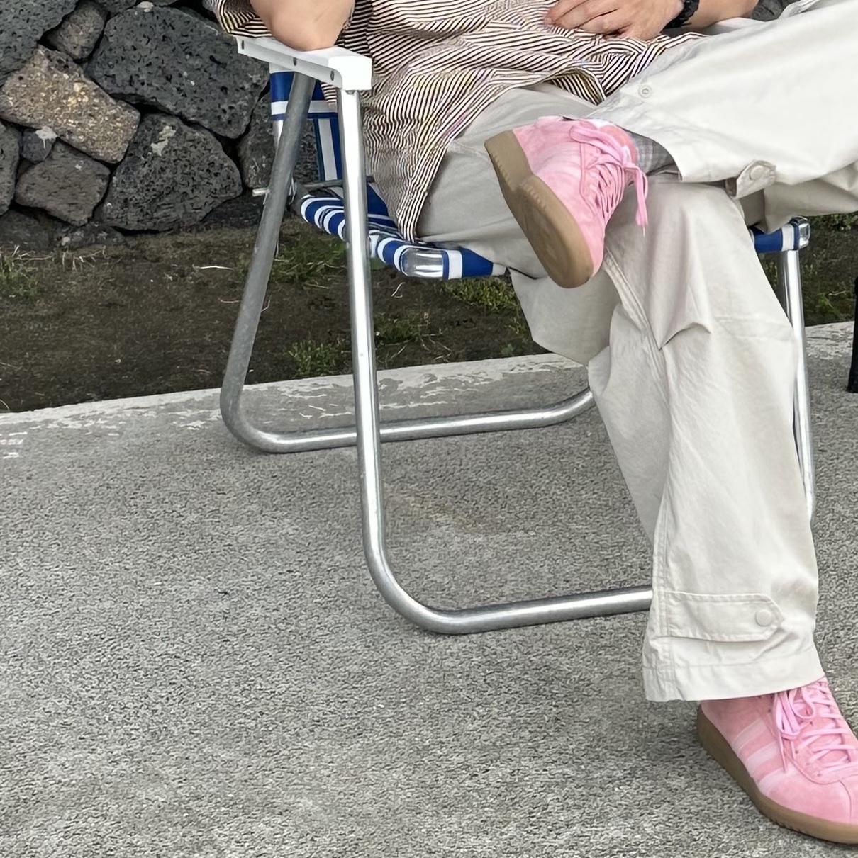 Adidas Bermuda Glow Pink 착용 스타일 - 1