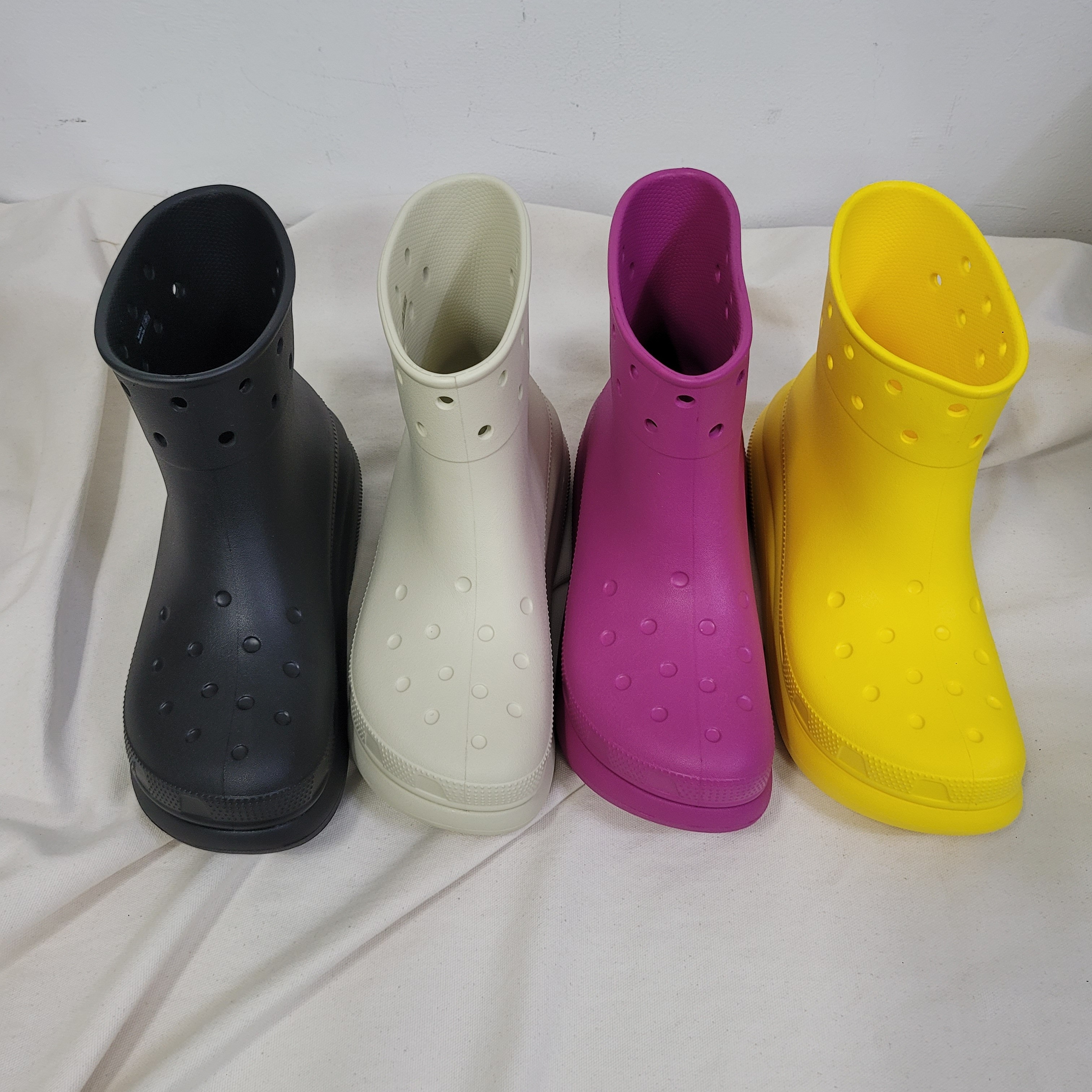 Crocs Classic Crush Boot Black, Crocs Classic Crush Boot Bone 착용 스타일
