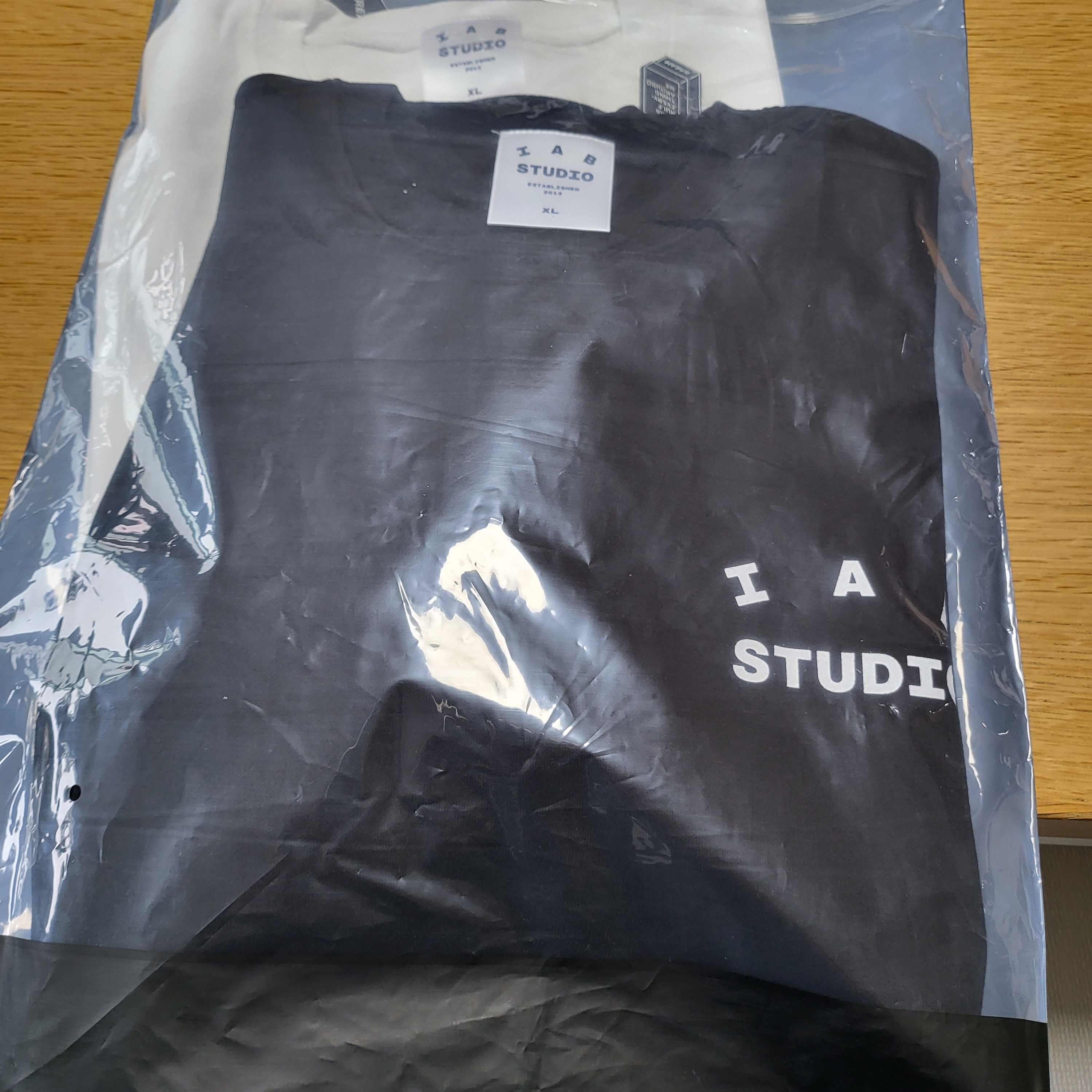 IAB Studio 10th Anniversary T-Shirts Pack White & Black (2 Pack) 착용 스타일