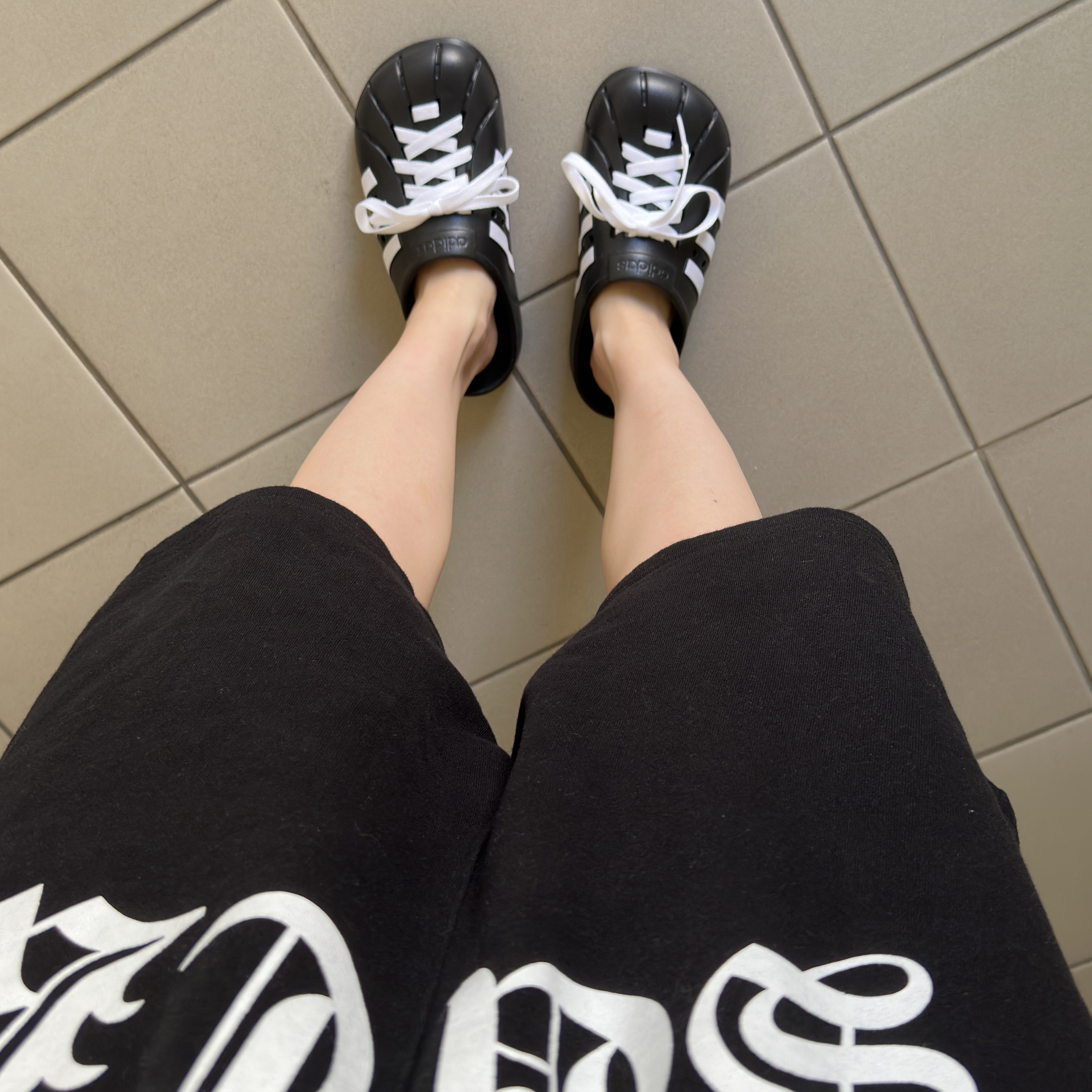 Adidas Adilette Clog Black White 착용 스타일