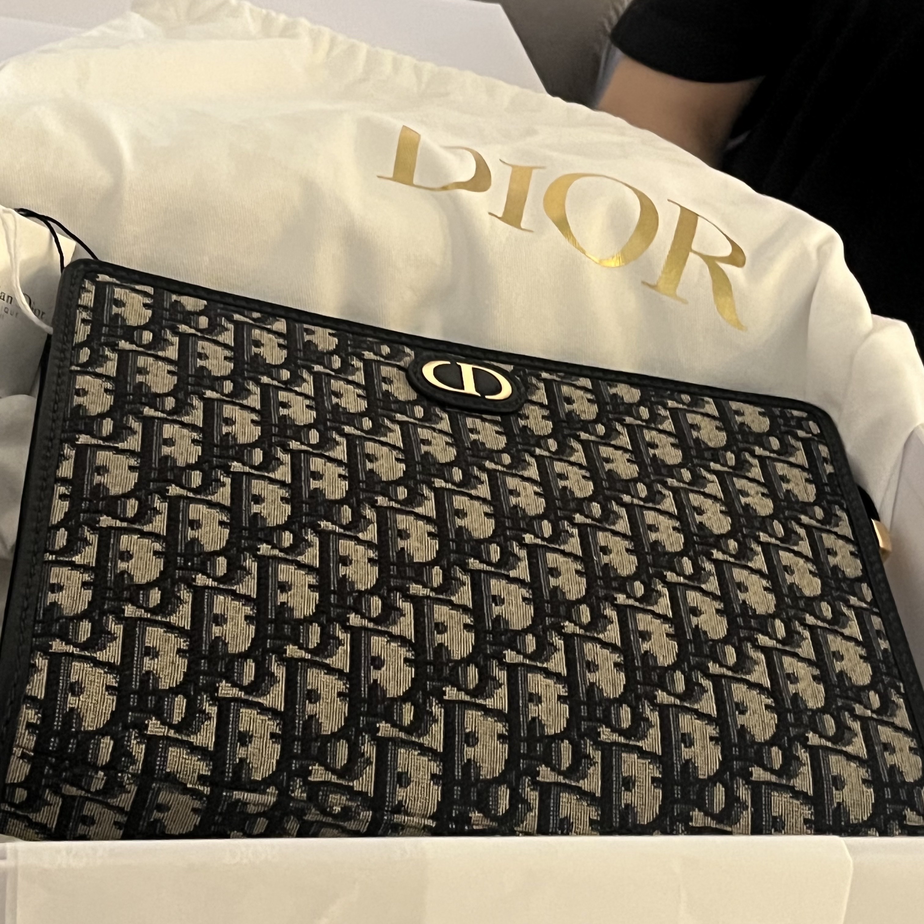 Dior 30 Montaigne Pouch Blue Dior Oblique Jacquard 착용 스타일