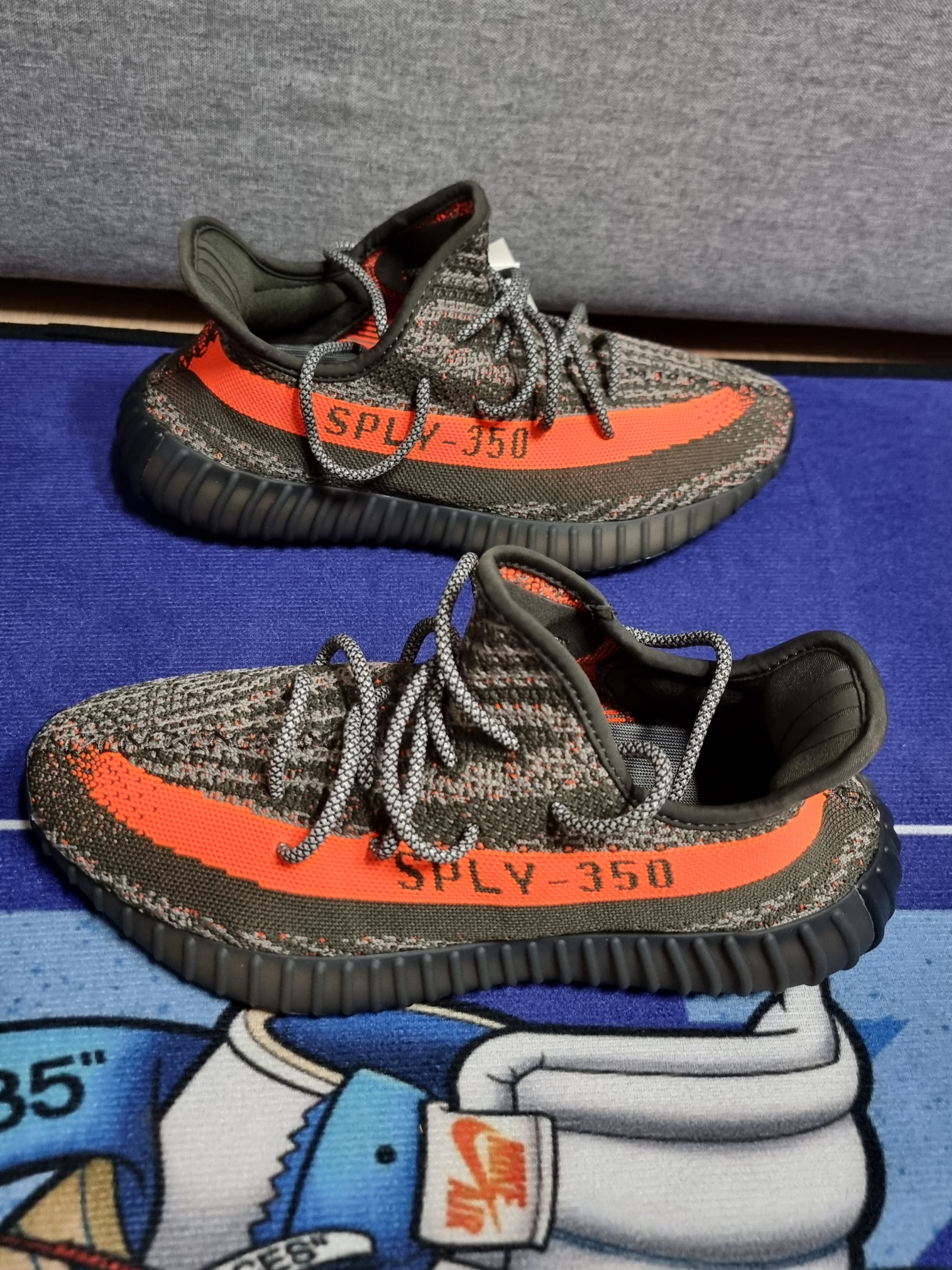 Adidas Yeezy Boost 350 V2 Carbon Beluga 착용 스타일 - 2