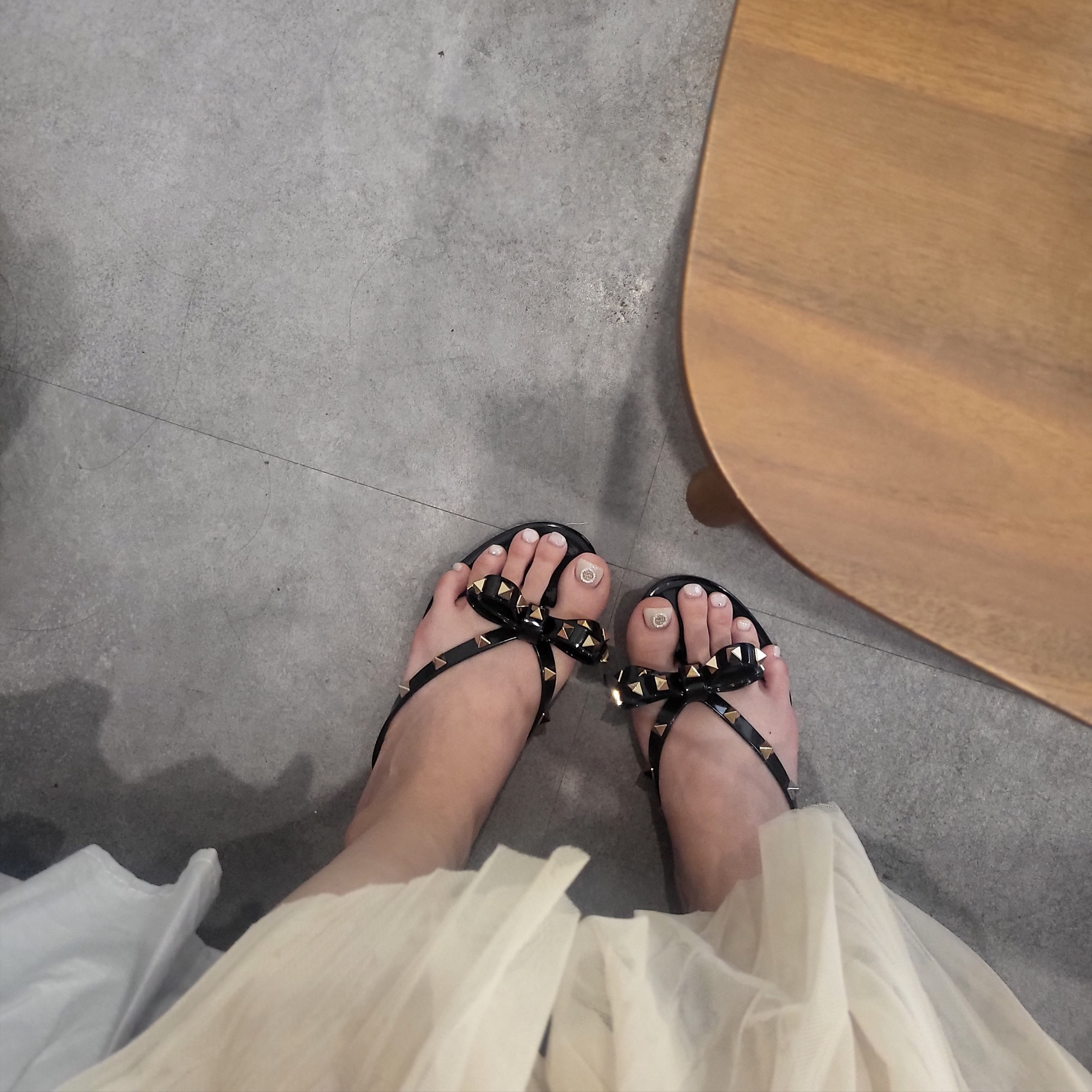 (W) Valentino Rubber Rockstud Thong Black 착용 스타일 - 2