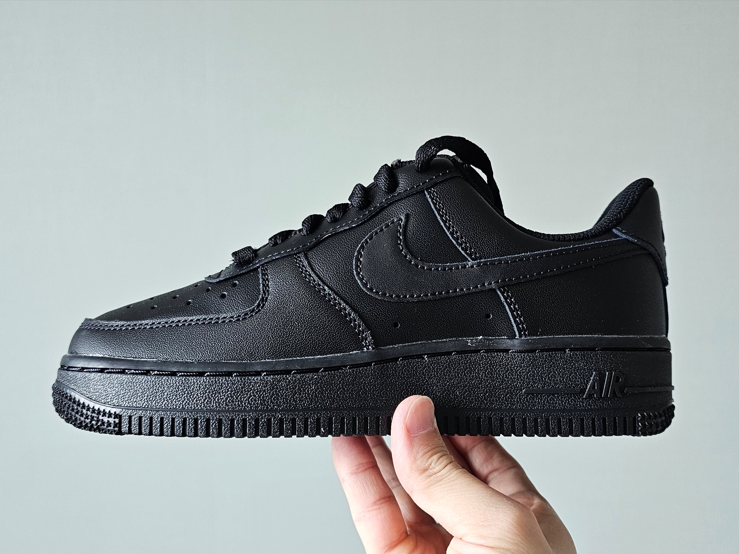 (W) Nike Air Force 1 '07 Low Triple Black 착용 스타일