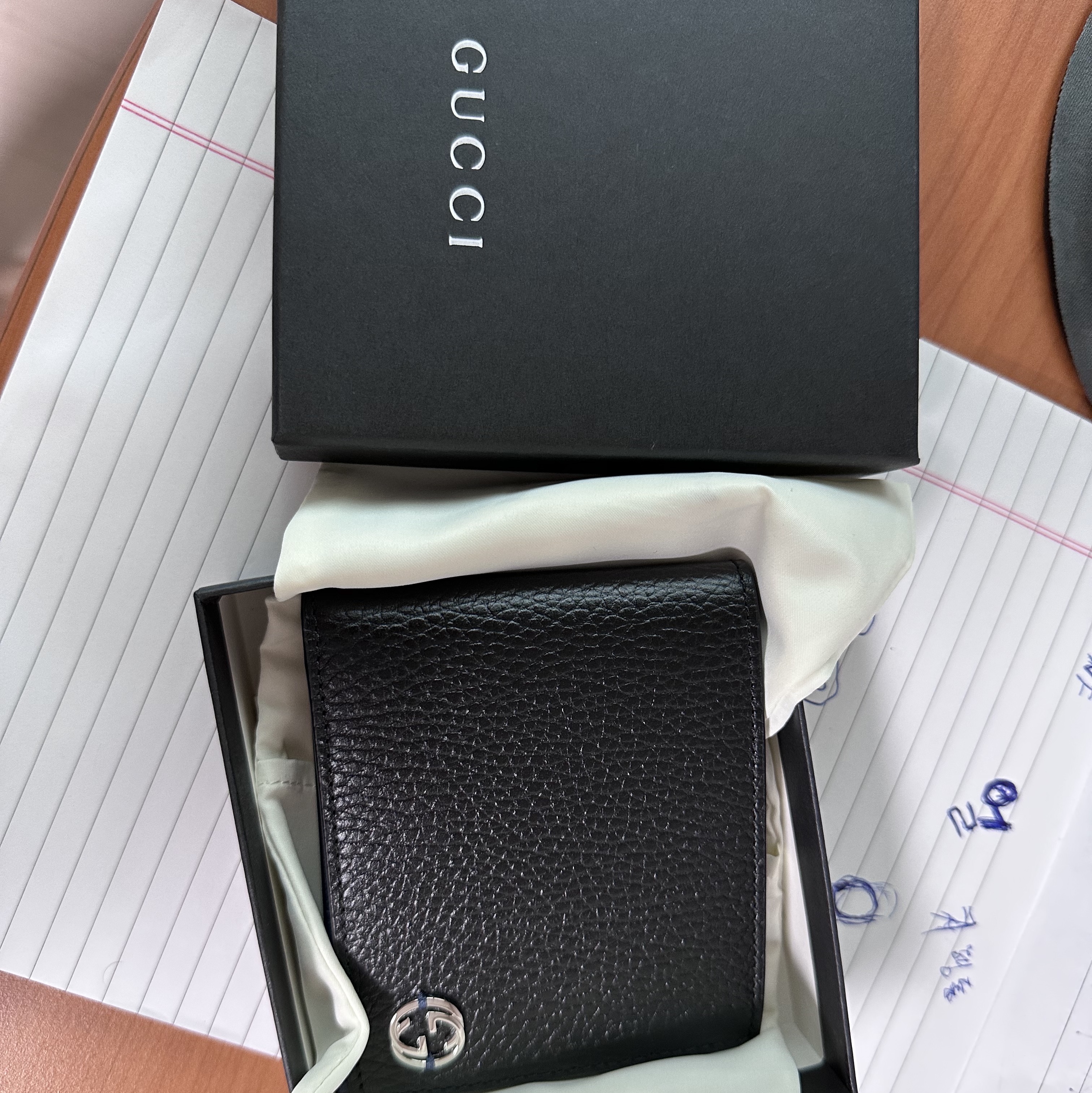 Gucci GG Interlocking Bi-Fold Wallet Black 착용 스타일