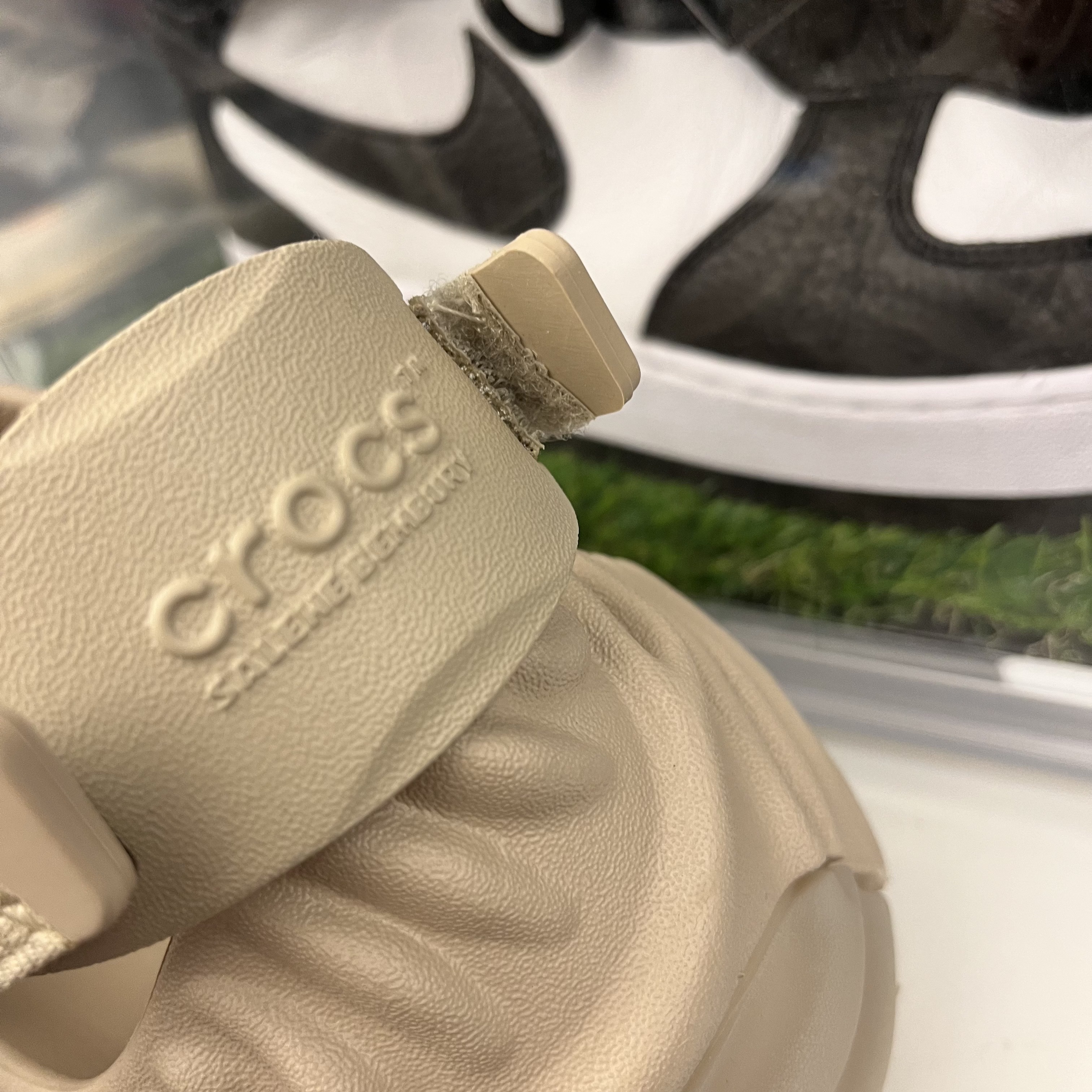 Crocs x Salehe Bembury Pollex Clog Horchata 착용 스타일 - 1