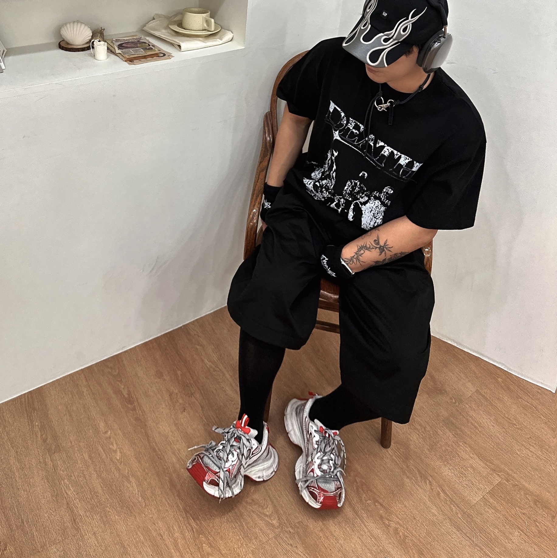 Yeezy Gap Engineered By Balenciaga Flame Cap Black, Apple AirPods Max Lightning Space Gray (Korean Ver.) 착용 스타일 - 2
