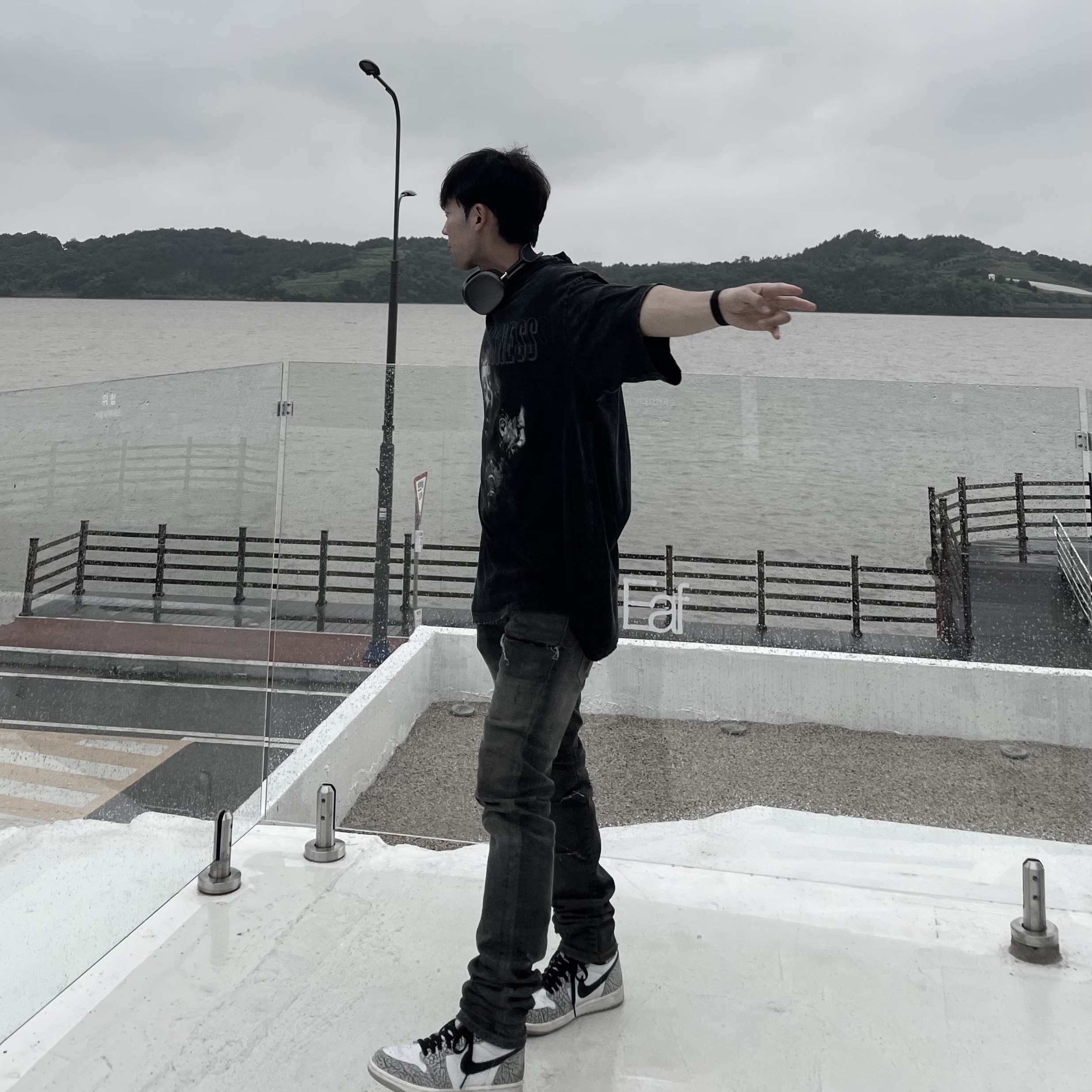 Undermycar Legion.03 Slim Fit Blue Stitch Washed Jeans Washed Gray, Apple AirPods Max Lightning Space Gray (Korean Ver.) 착용 스타일 - 2