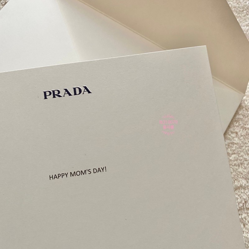 Prada Duet Re-Nylon Shoulder Bag Black Gold 착용 스타일 - 2