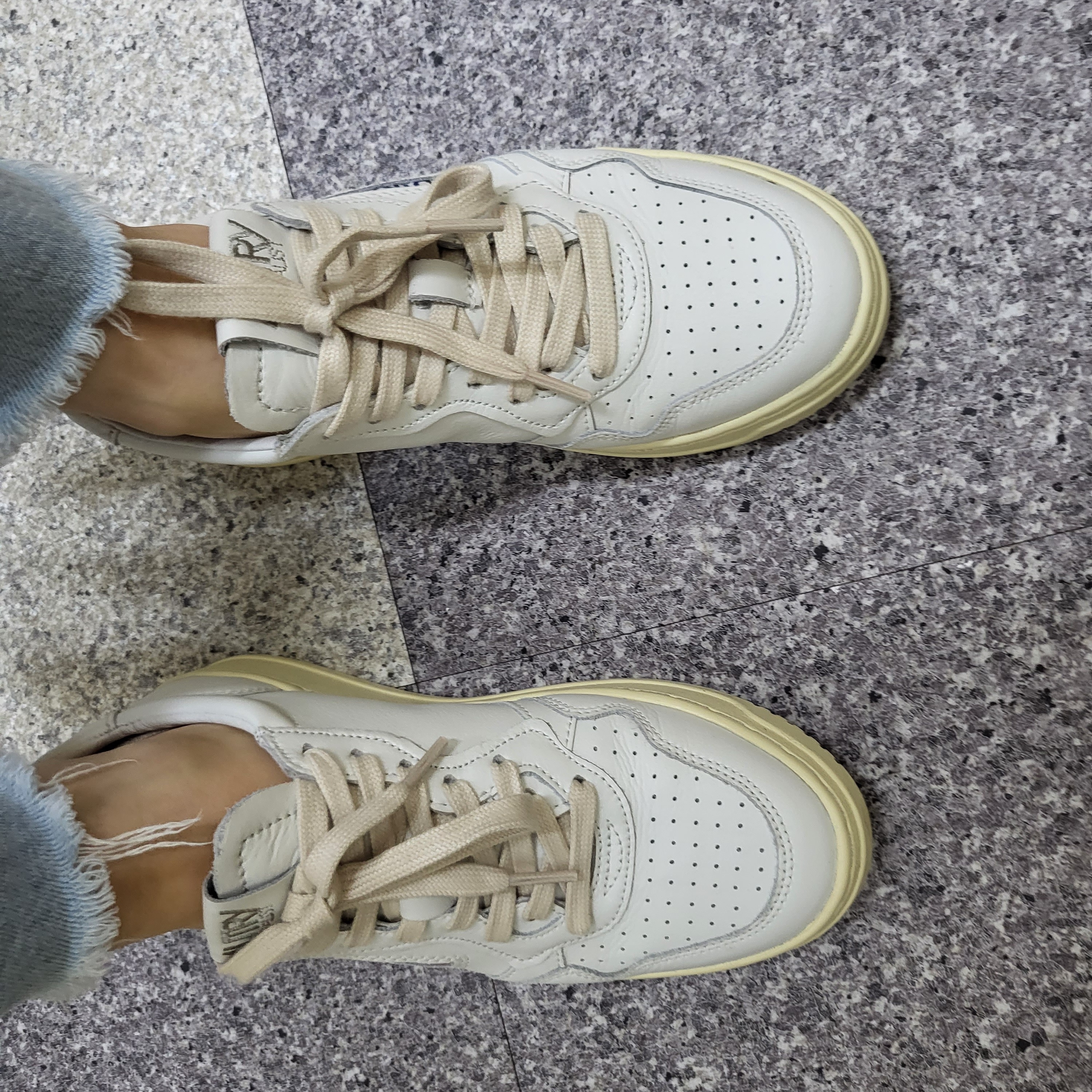(W) Autry Medalist Low Leather Sneakers White 착용 스타일