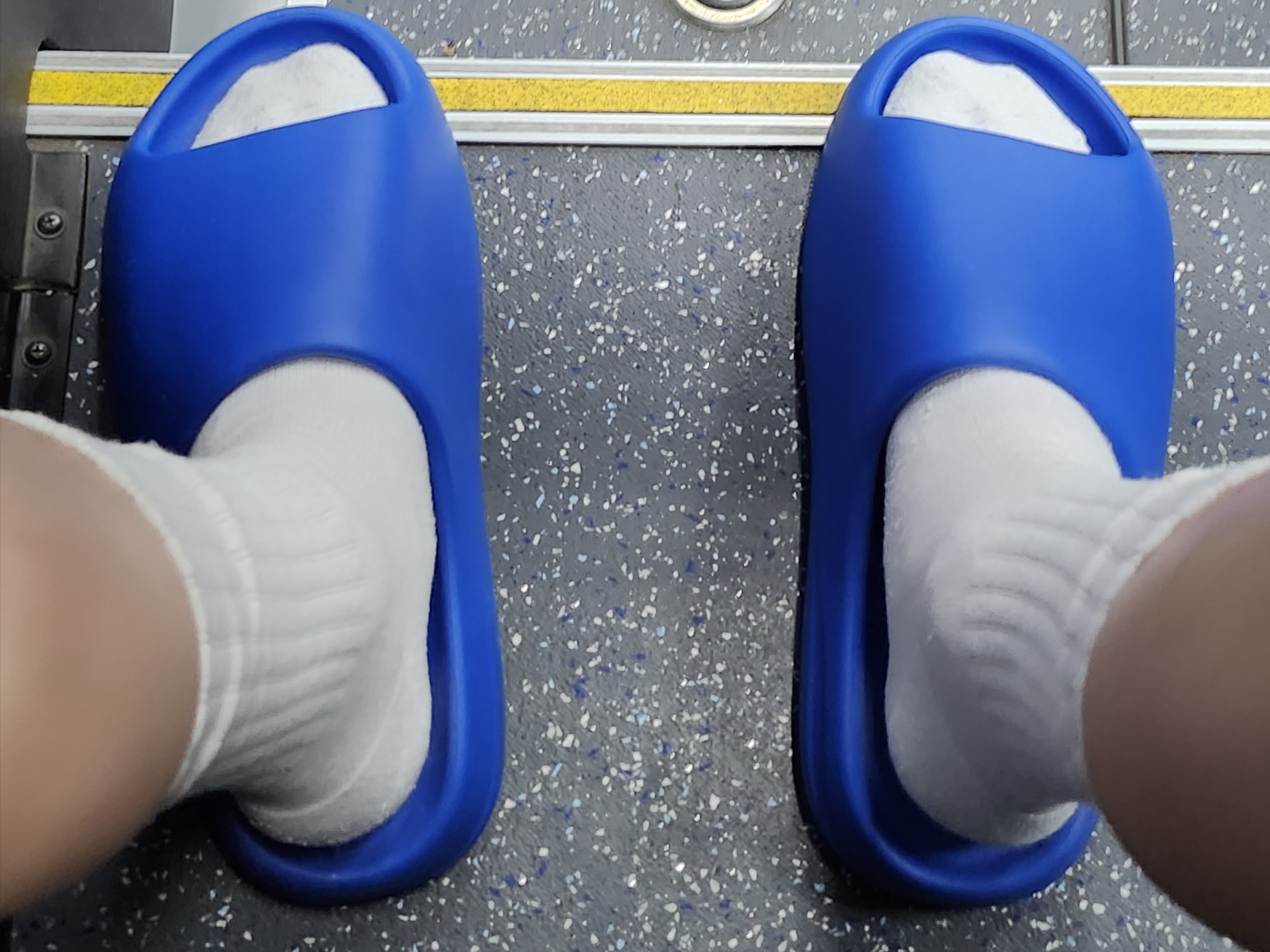 Adidas Yeezy Slide Azure 착용 스타일