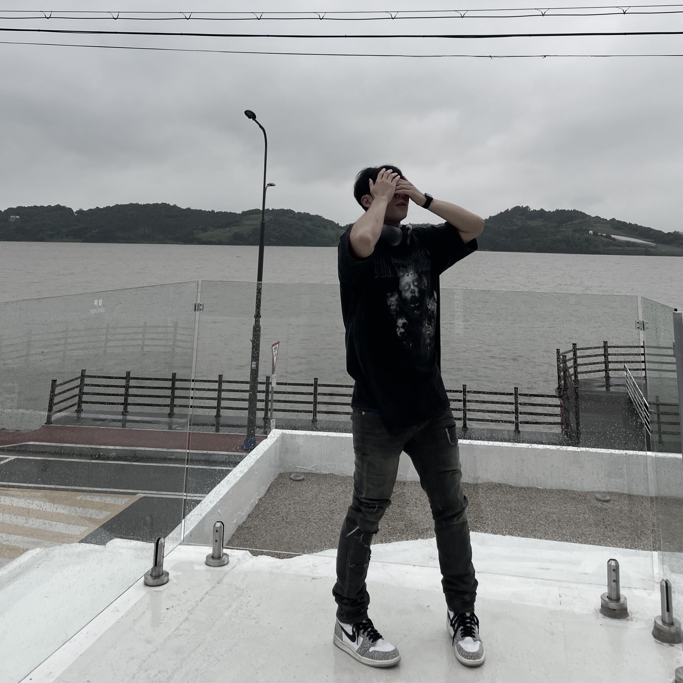 Undermycar Legion.03 Slim Fit Blue Stitch Washed Jeans Washed Gray, Apple AirPods Max Lightning Space Gray (Korean Ver.) 착용 스타일 - 1