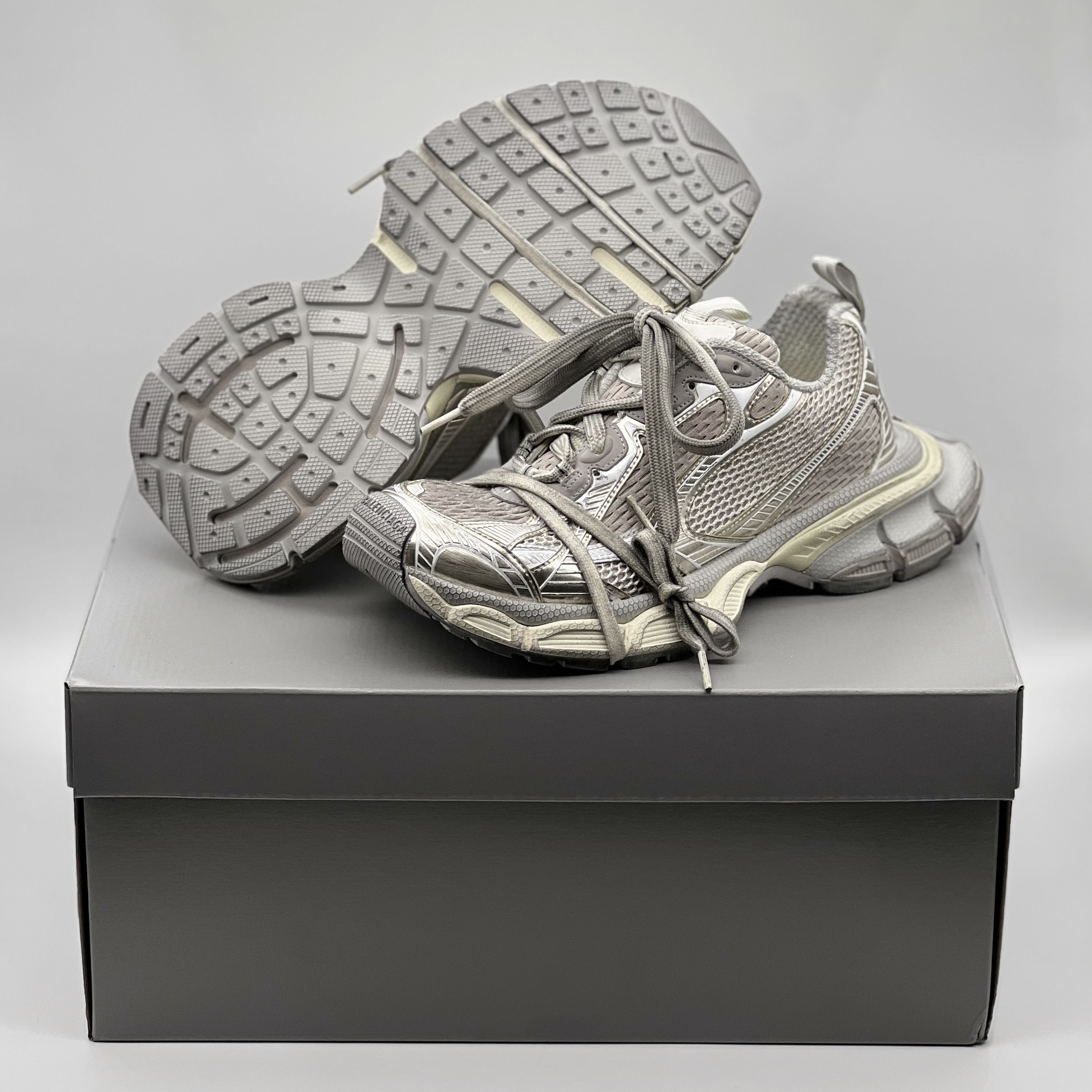 Balenciaga 3XL Sneakers Light Beige 착용 스타일 - 1