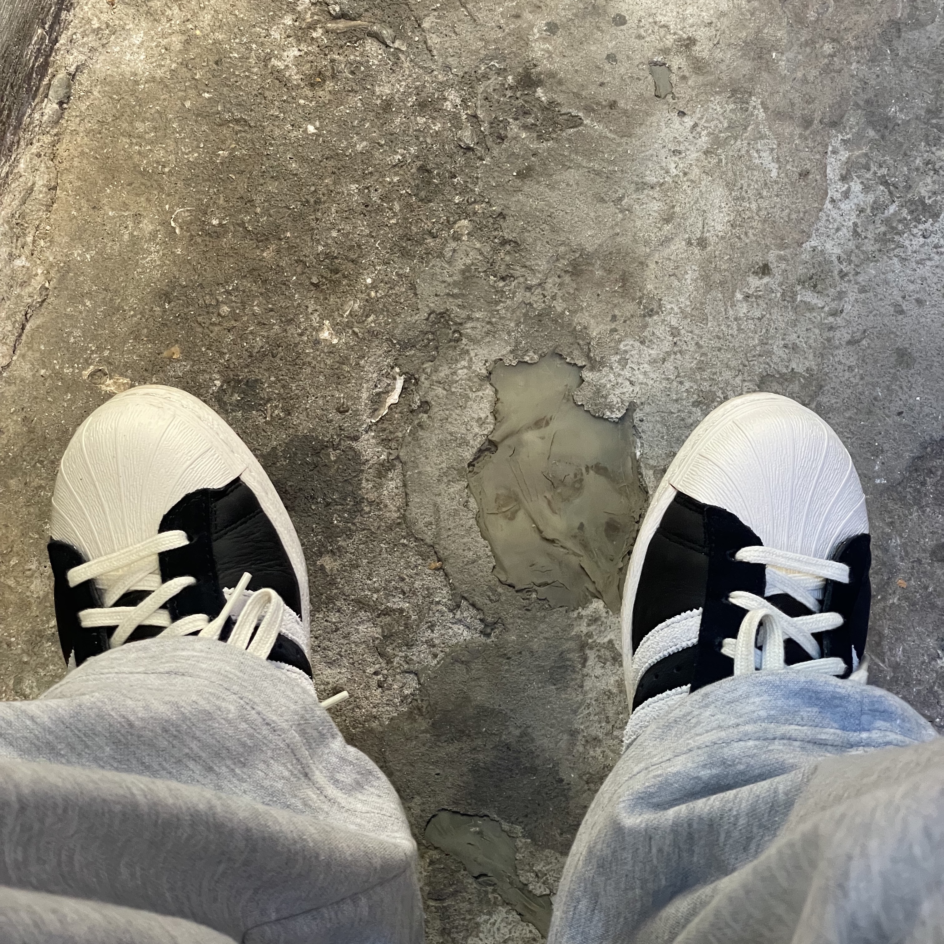 Adidas Superstar 82 Black White 착용 스타일 - 1
