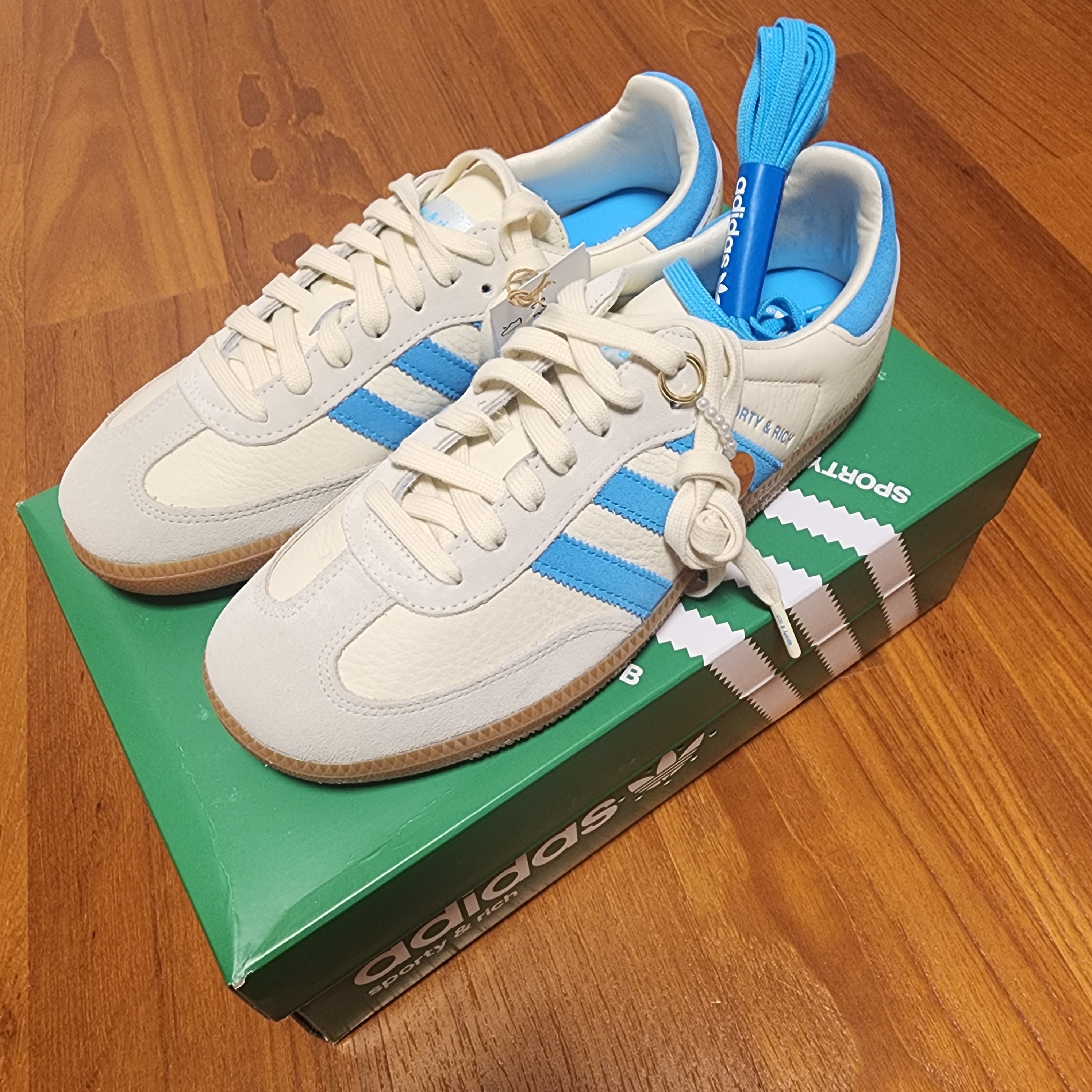 Adidas x Sporty & Rich Samba Cream Blue 착용 스타일 - 2